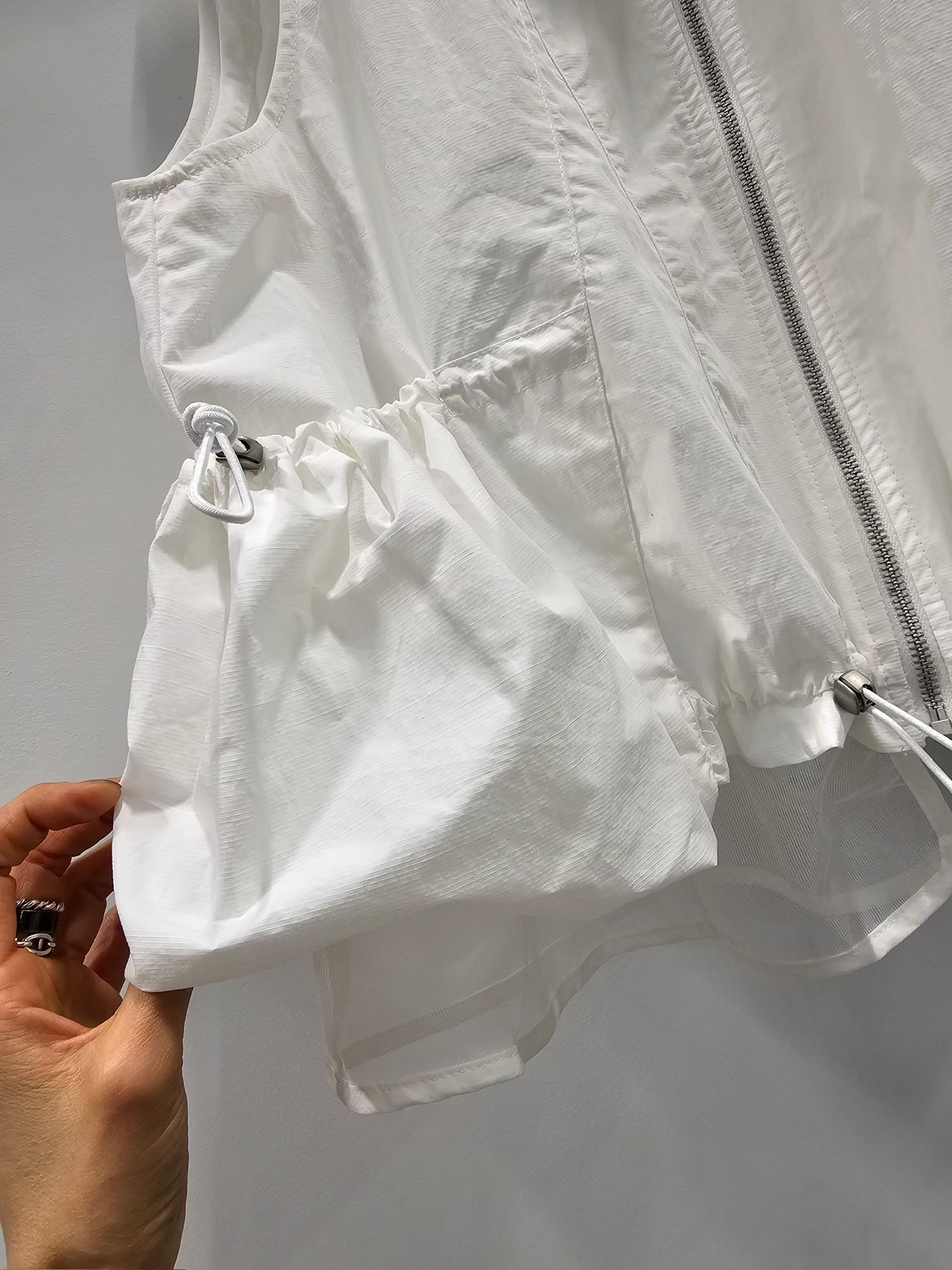 YY12 / FRONT ZIP AND SHEER MESH HEM LAYERING VEST