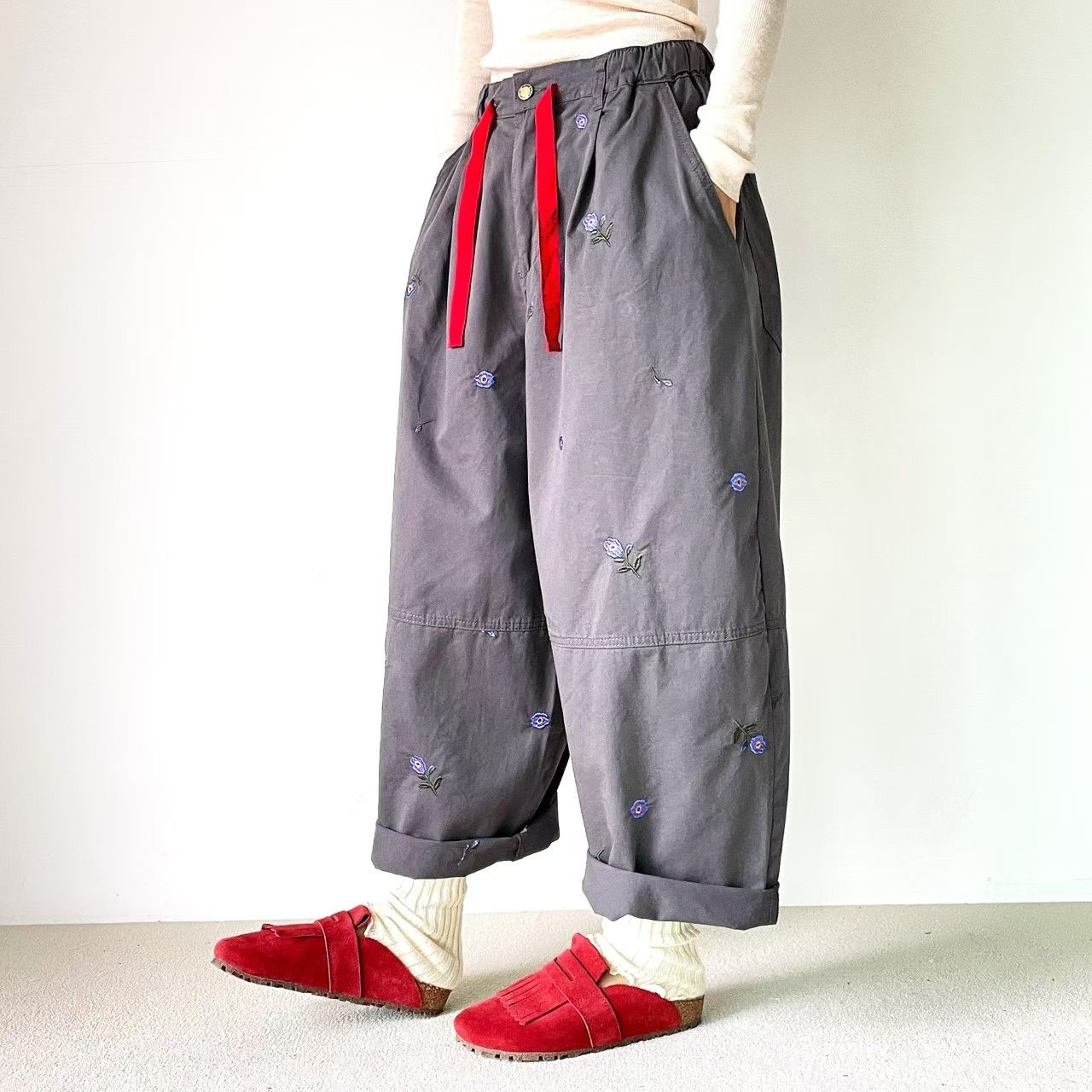YQ29 / CONTRAST DRAWSTRING FLORAL EMBROIDERED TROUSERS