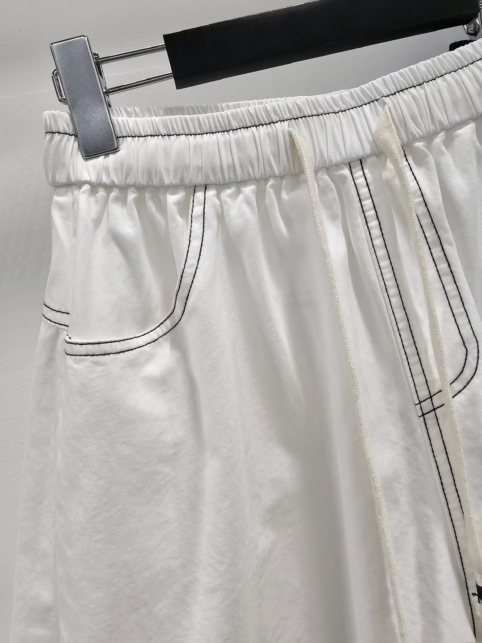 YY20 / CONTRAST STITCH POCKET BERMS