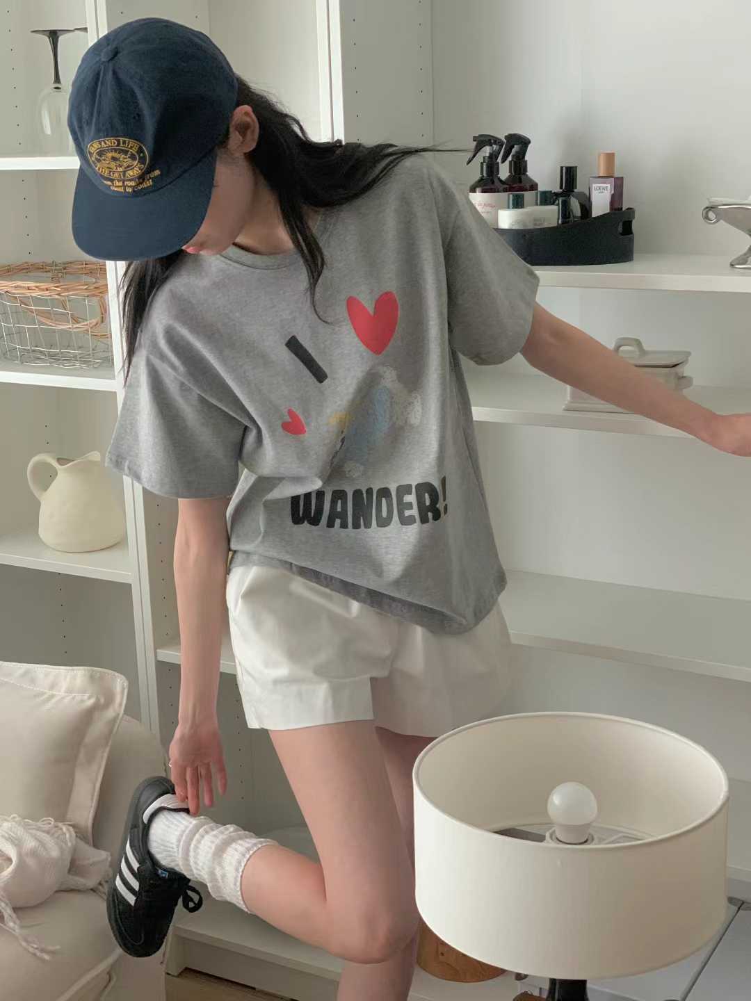 DERILL WANDER DOG GRAPHIC TEE