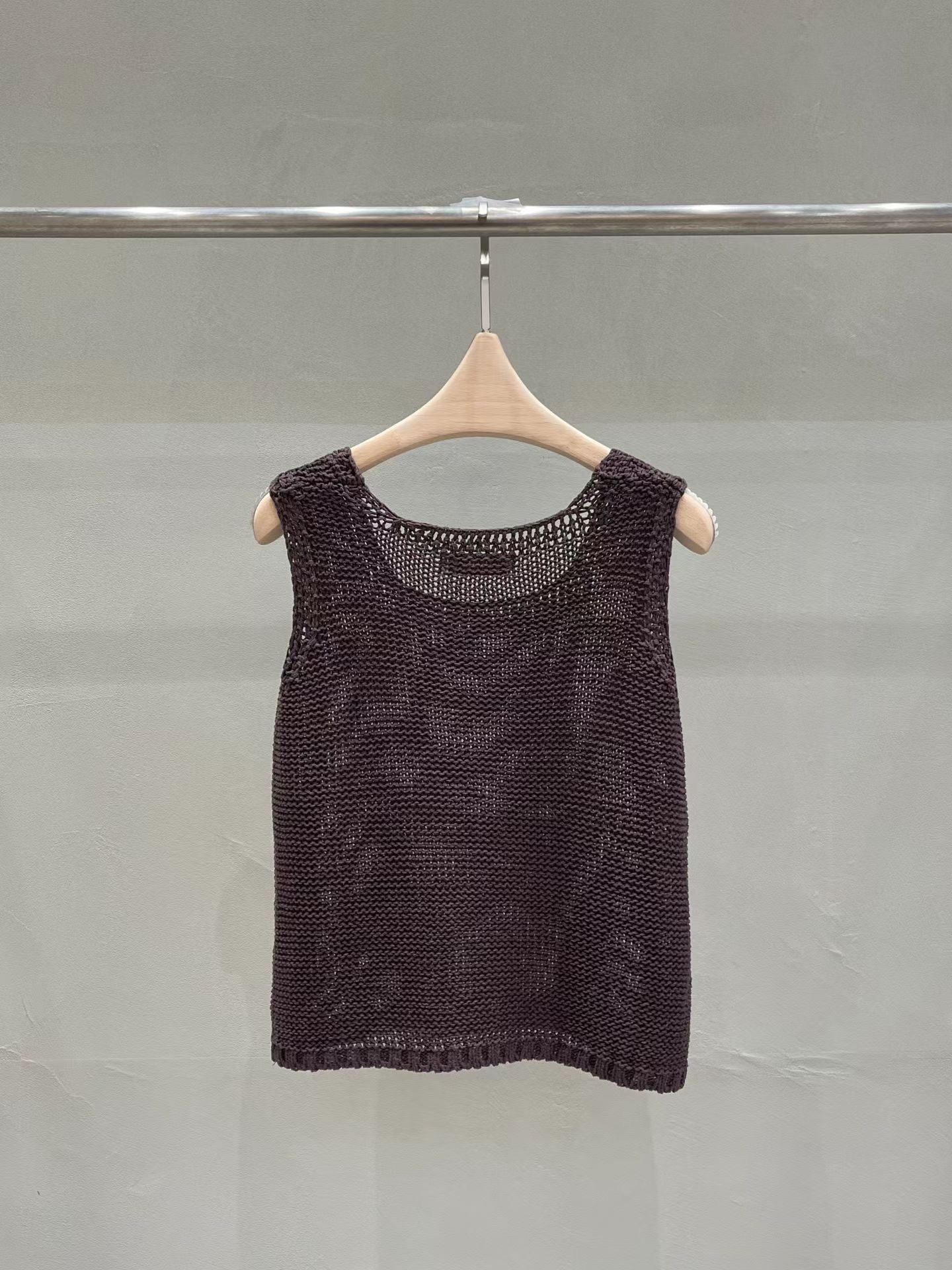 MU16 / SQUARE NECKLINE KNIT SLEEVELESS TOP