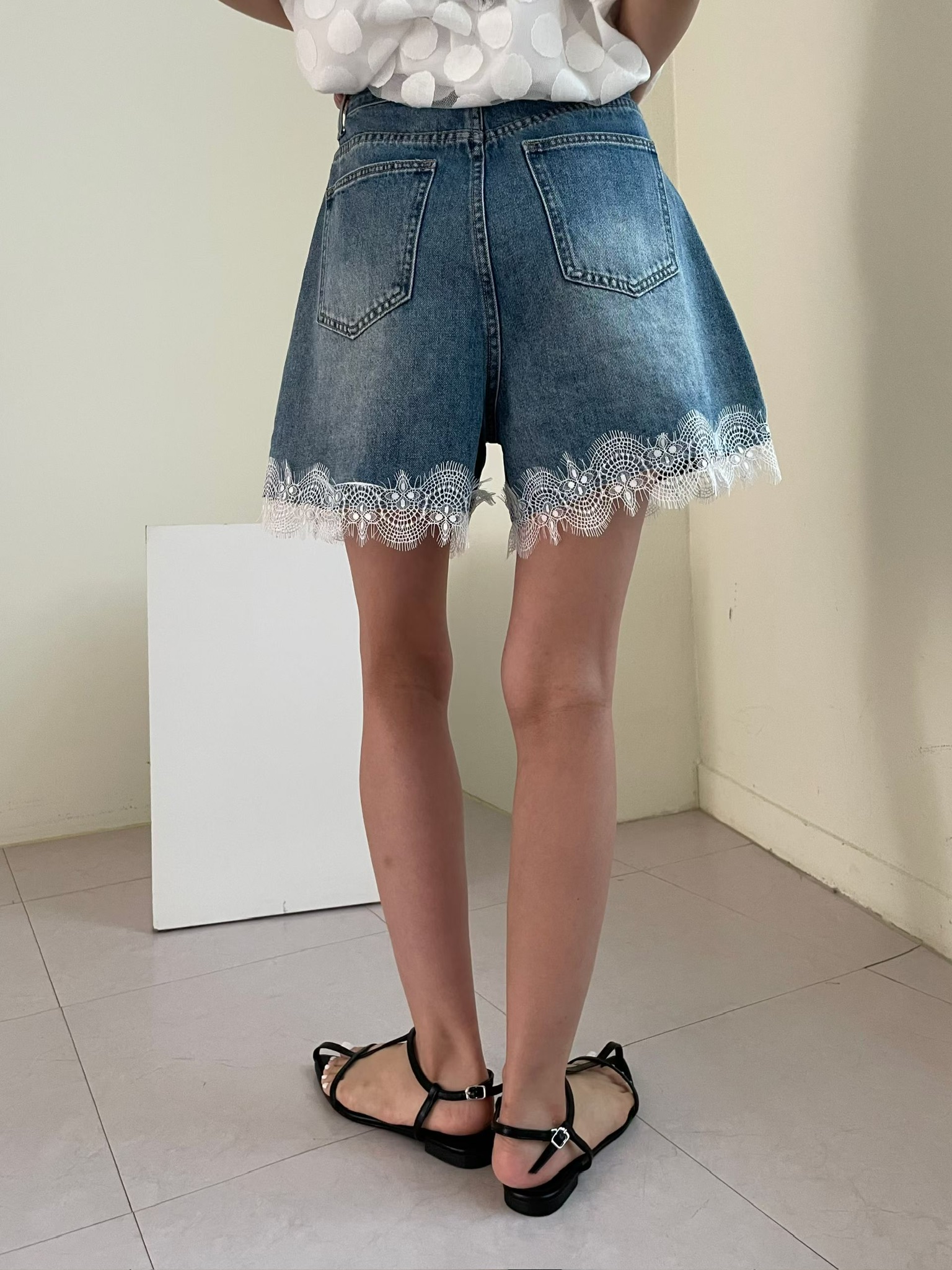 YQ27 / LACE HEM DENIM SHORTS 
