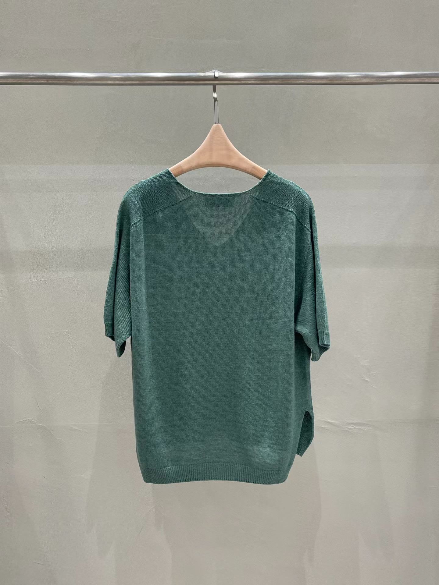 MU25 / V-NECKLINE BOXY KNIT TOP