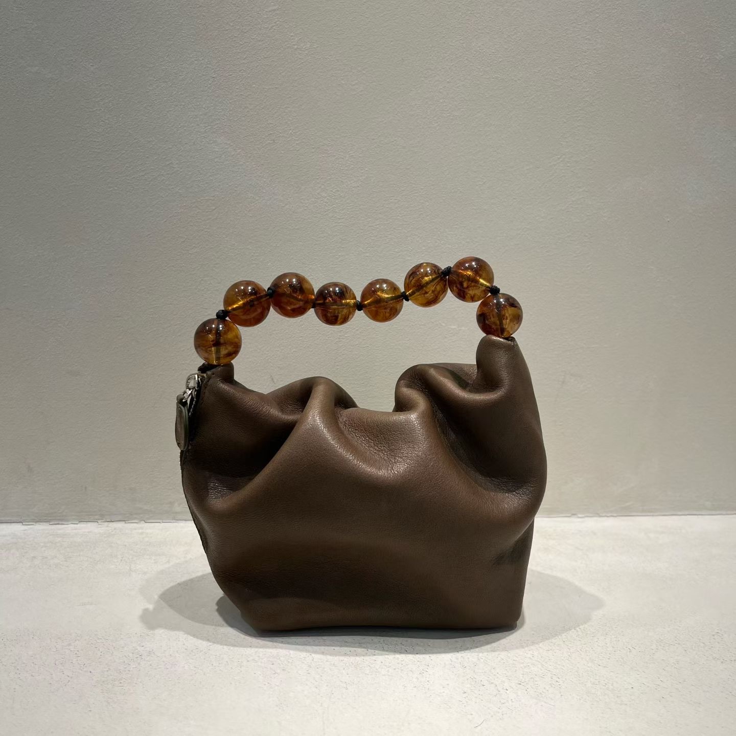 LP06 / ROUND MARBLING HANDLE SIZE ZIP HANDBAG
