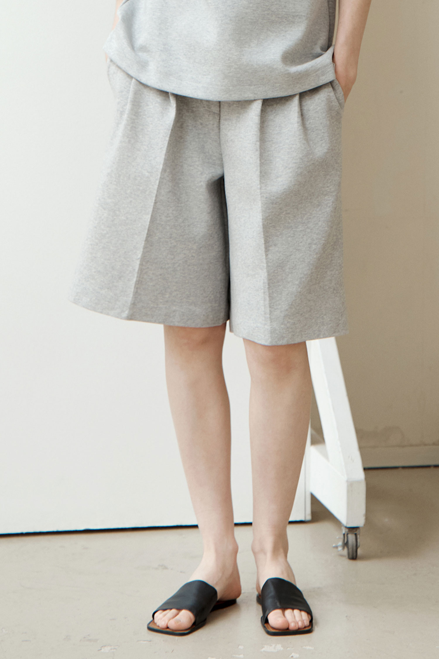 WW21 / TUCK WIDE CUSHION SHORTS