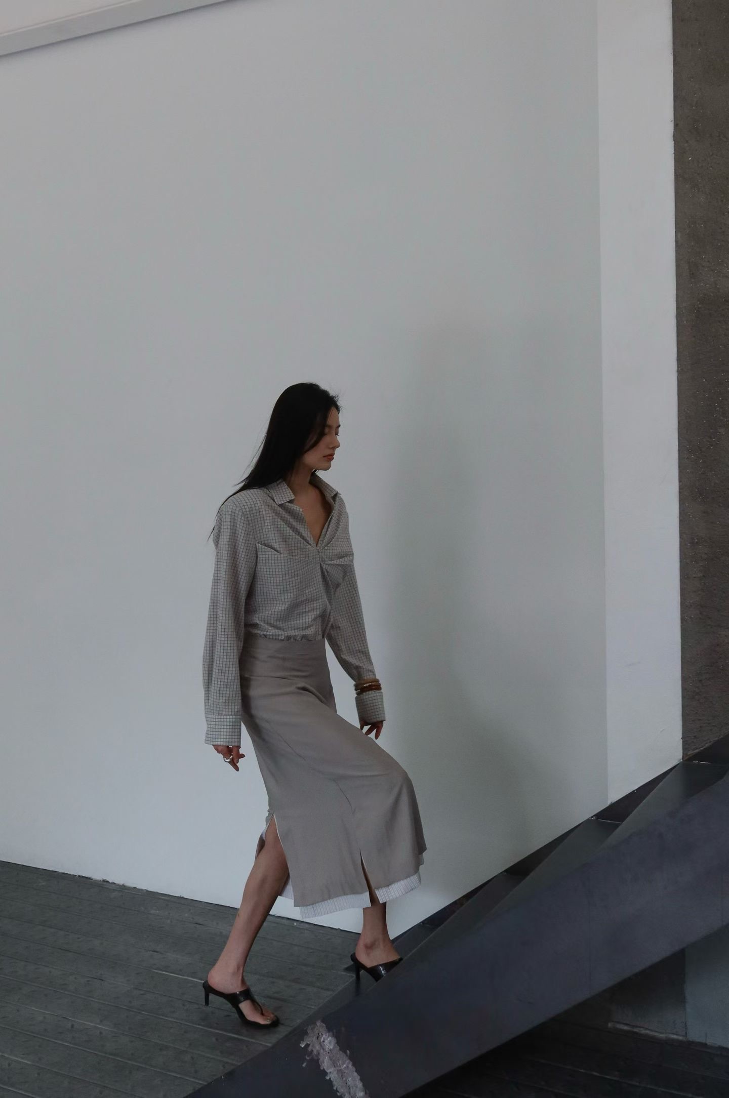 BY06 / TWO-TONE HEM SIDE SLIT SKIRT