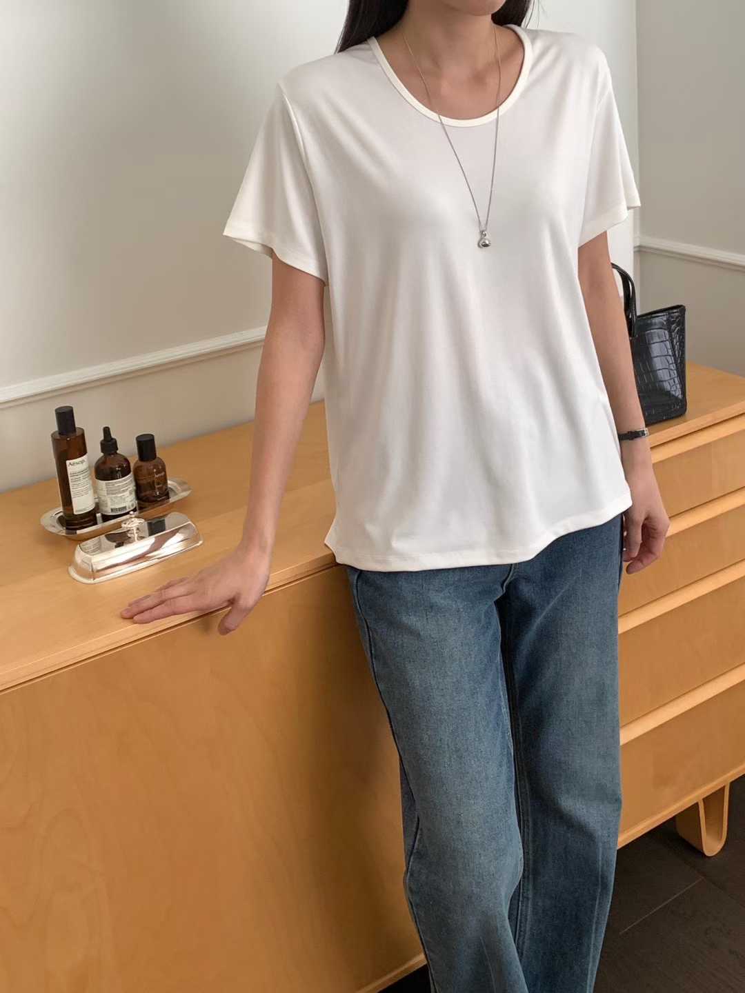 DARSI SCOOP NECK BASIC TEE