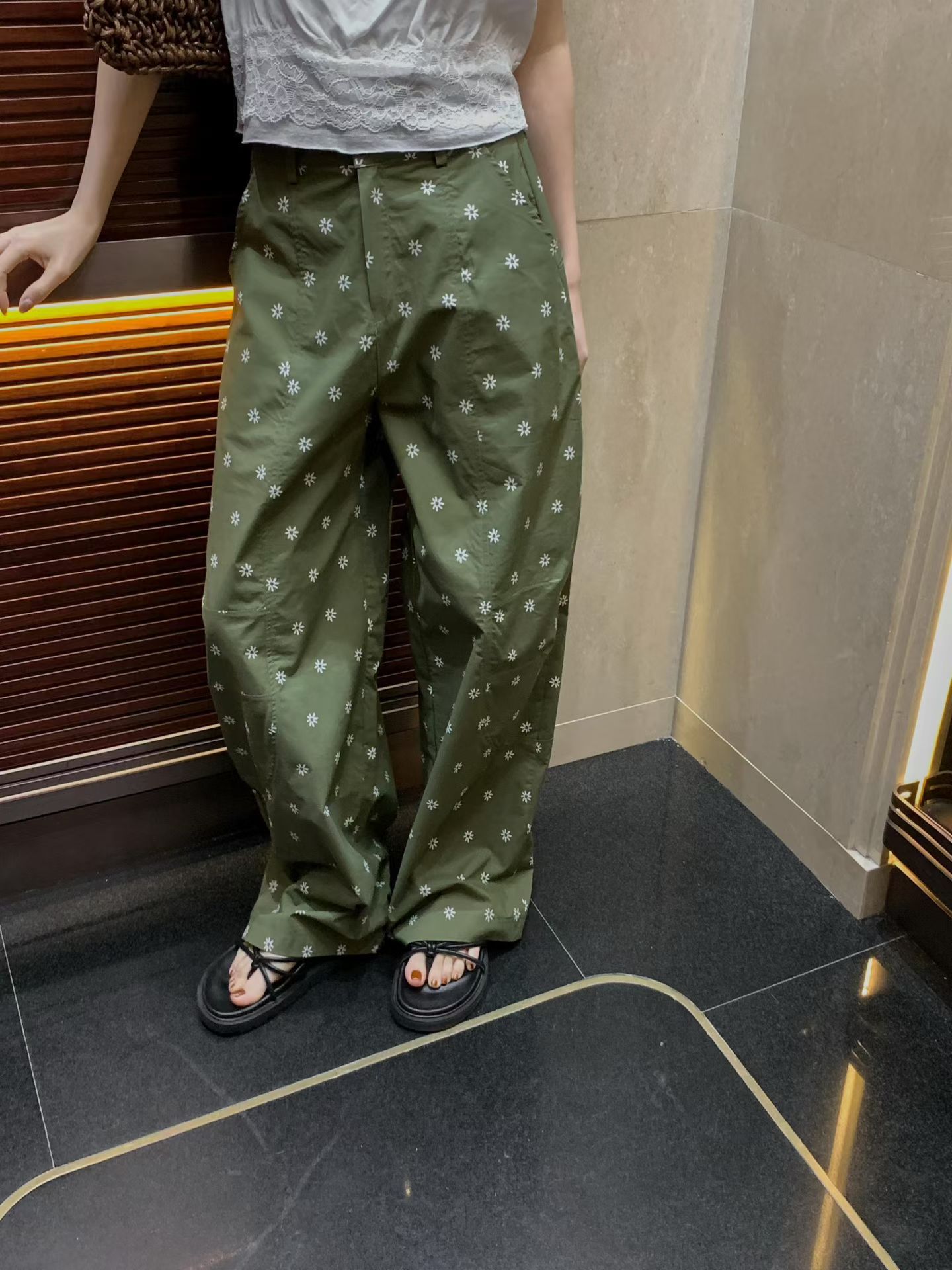 060426/FLORAL PRINT LOOSE FIT TROUSERS 