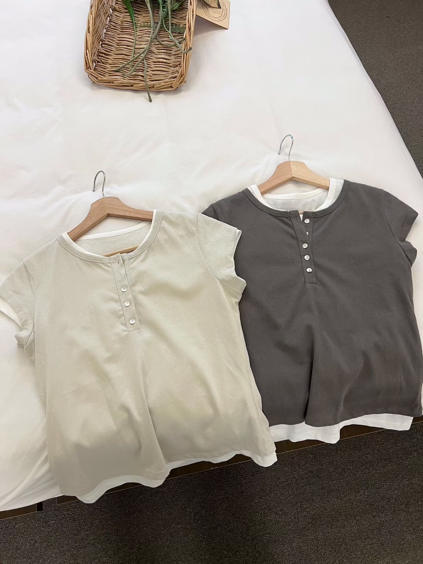 PG37 / TWO-TONE BUTTON TOP