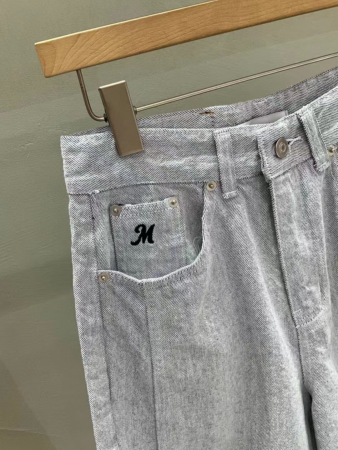 MU19 / EMBROIDERED "M" PIGMENTED BERMUDAS