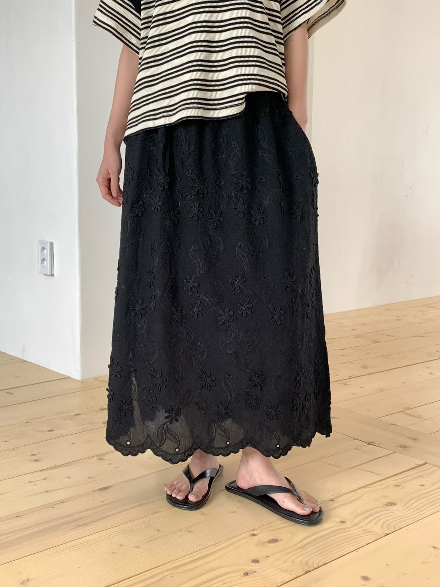 RT24 / FLORAL APPLIQUE POCKET MAXI SKIRT