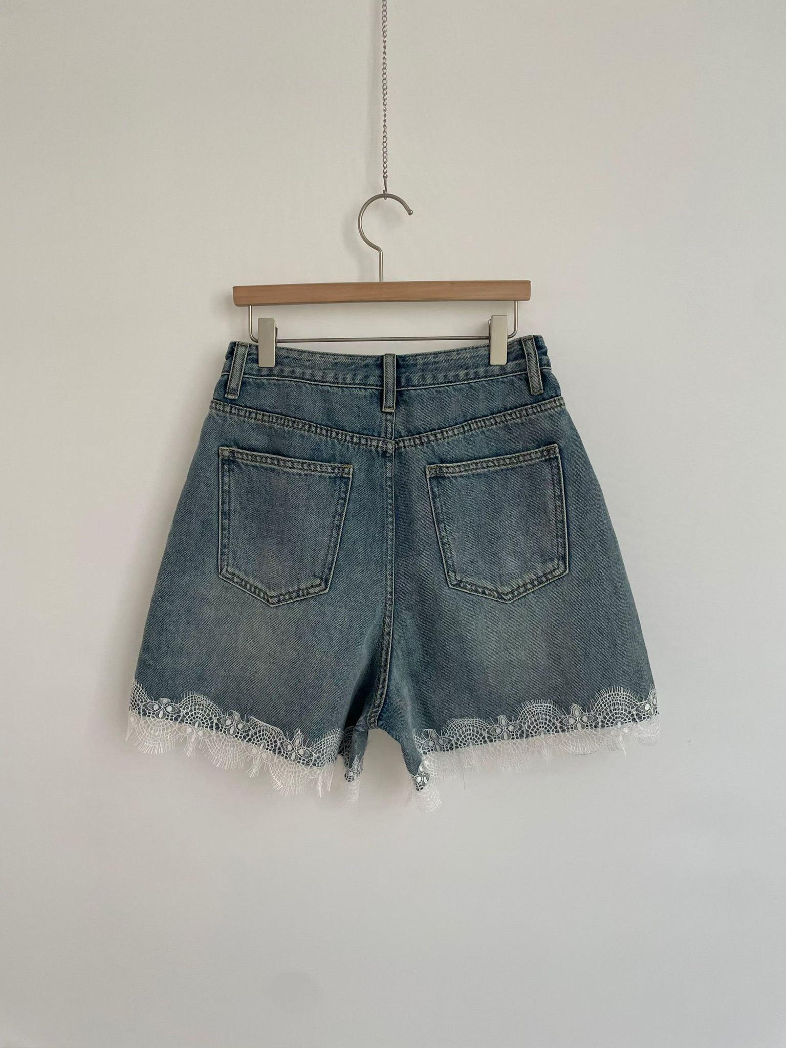 YQ27 / LACE HEM DENIM SHORTS 