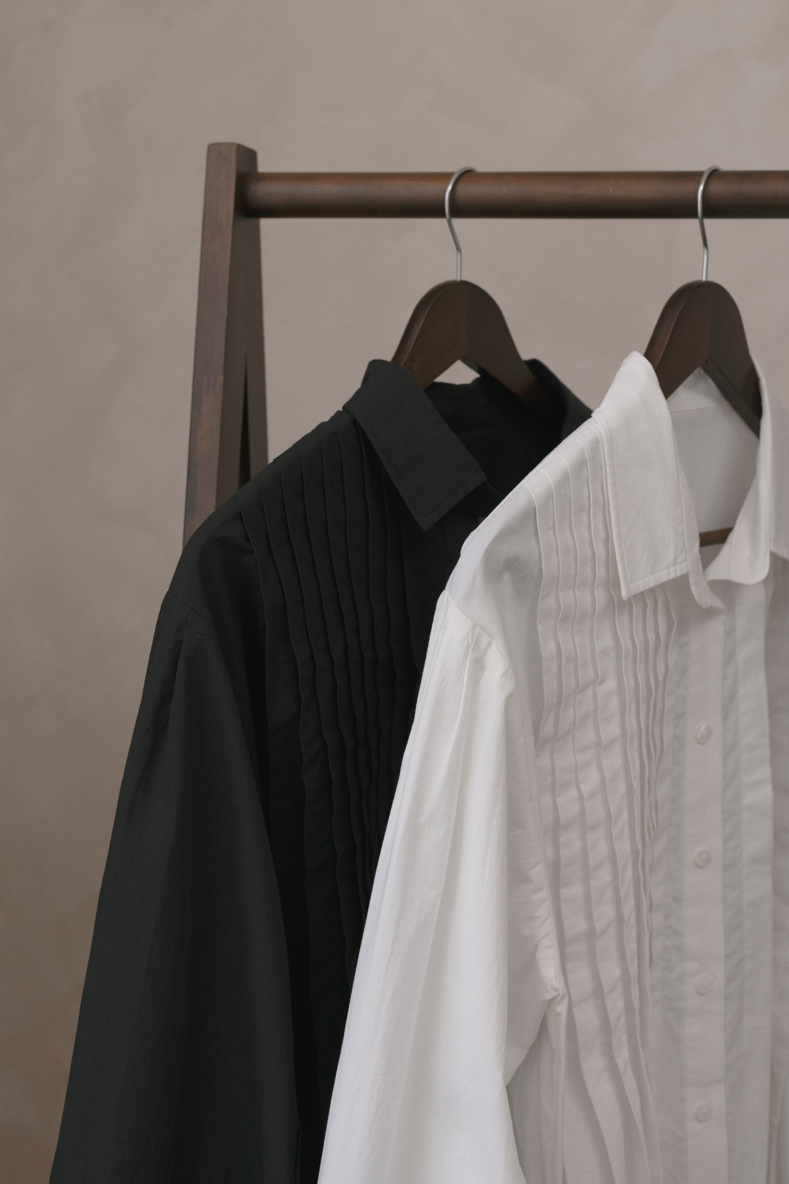 AL16/ FRONT PLEAT DETAILS CROP SHIRT