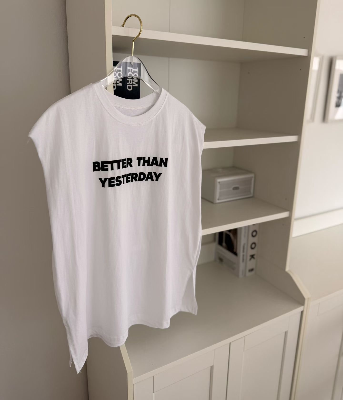 580826 / "BETTER THAN YESTERDAY" MUSCLE TEE