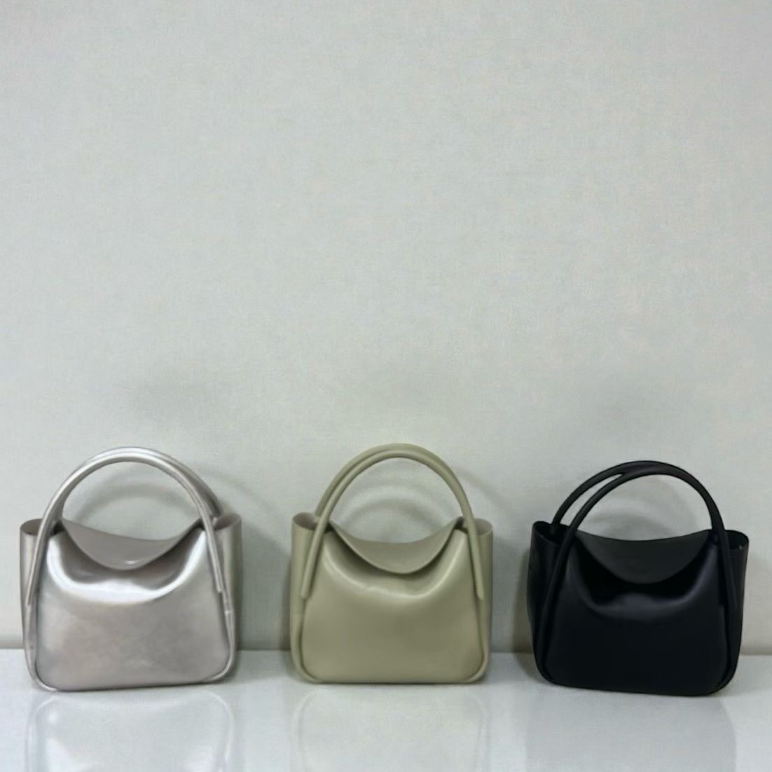 LP07 / CURVED TUBE HANDLE SQUARISH HANDBAG