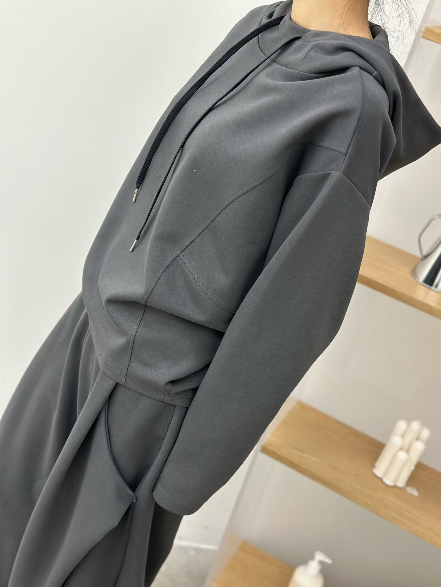 LE07 / IRREGULAR HEM HOODED PULLOVER