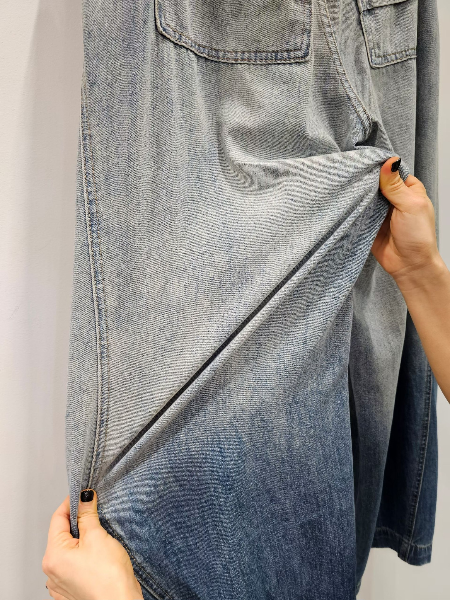 YY15 / DARTED DETAIL OMBRE TWO-TONE JEANS