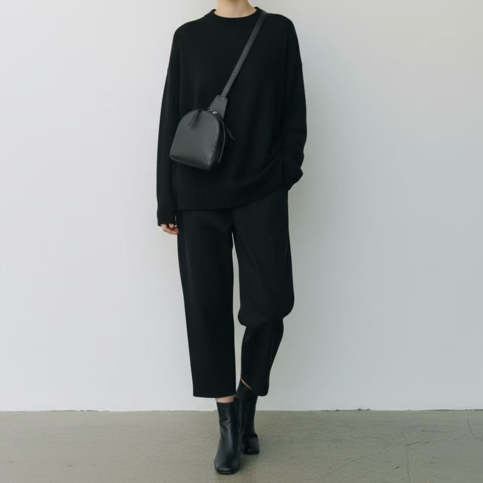 LP03 / SIDE SLING SEMI-CIRCLE LAMBSKIN BAG
