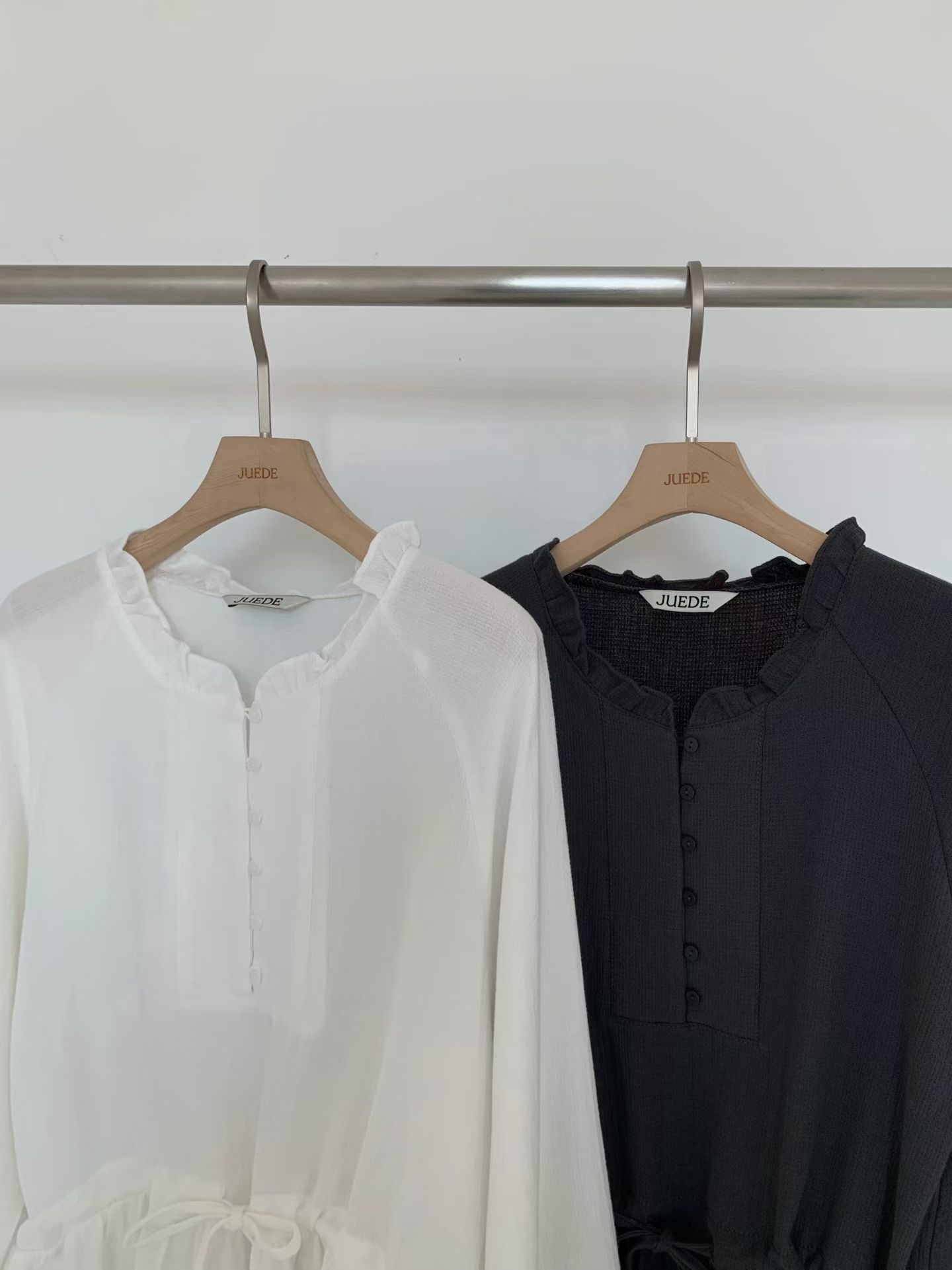 JU08 / RUFFLES NECKLINE DRAWSTRING BLOUSON