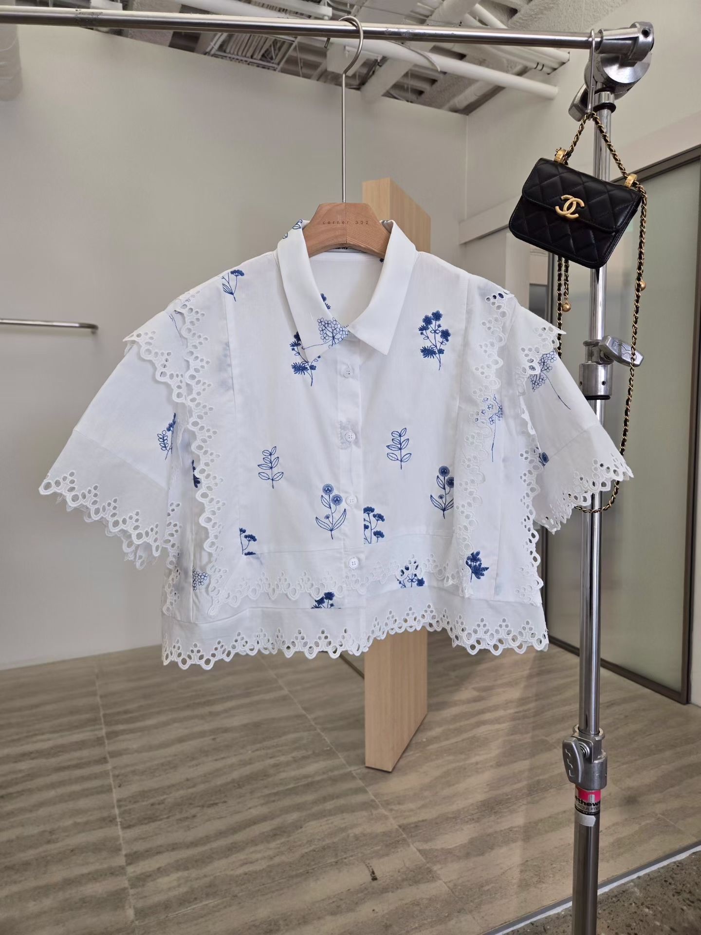 CN19 / BLUE EMBROIDERED FLOWERS CROP SHIRT