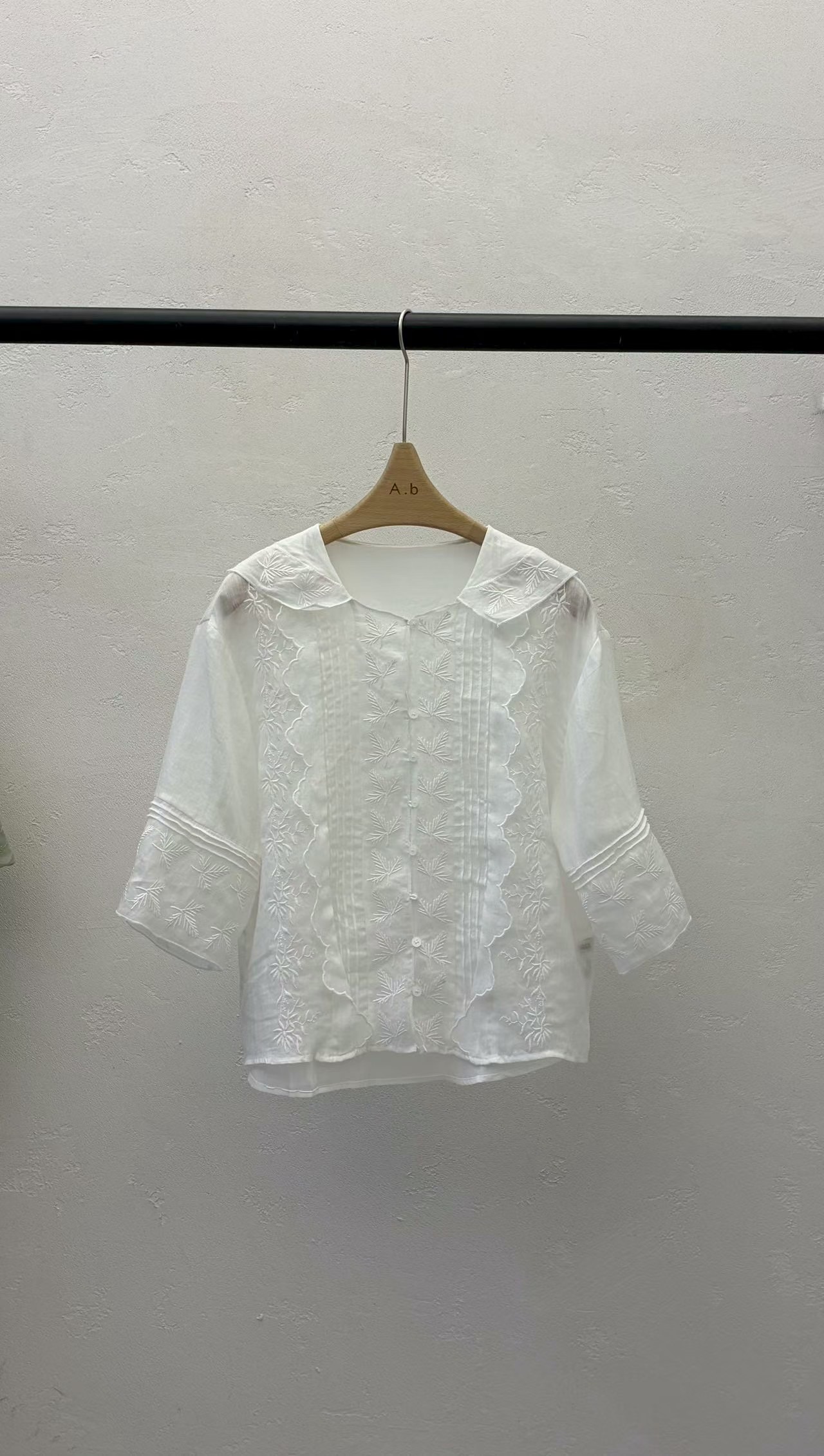 KF34 / BRODERIE BLOUSE WITH FRONT BUTTONS