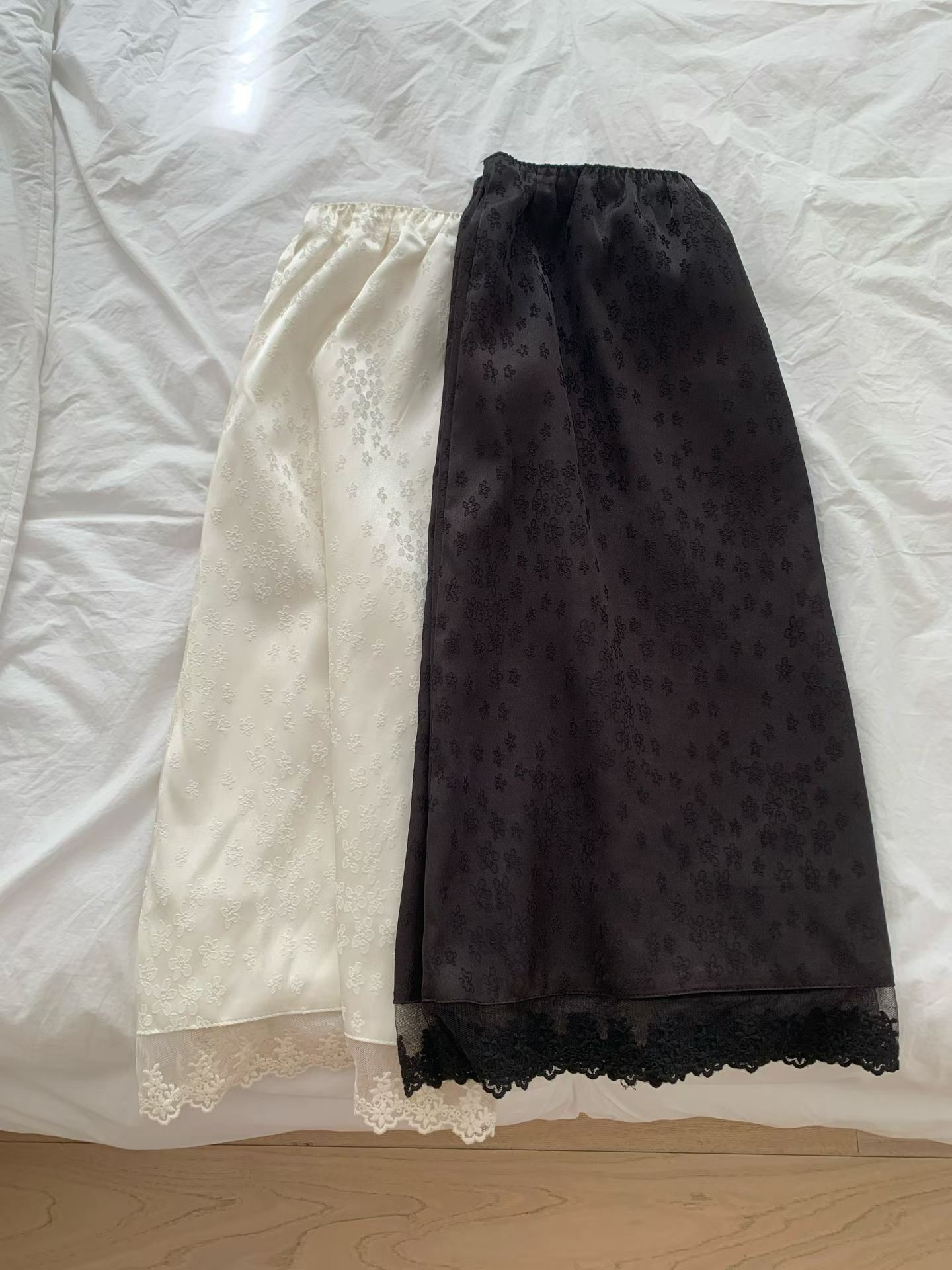 FAMKE SUBTLE FLOWER PRINT LACE HEM SKIRT
