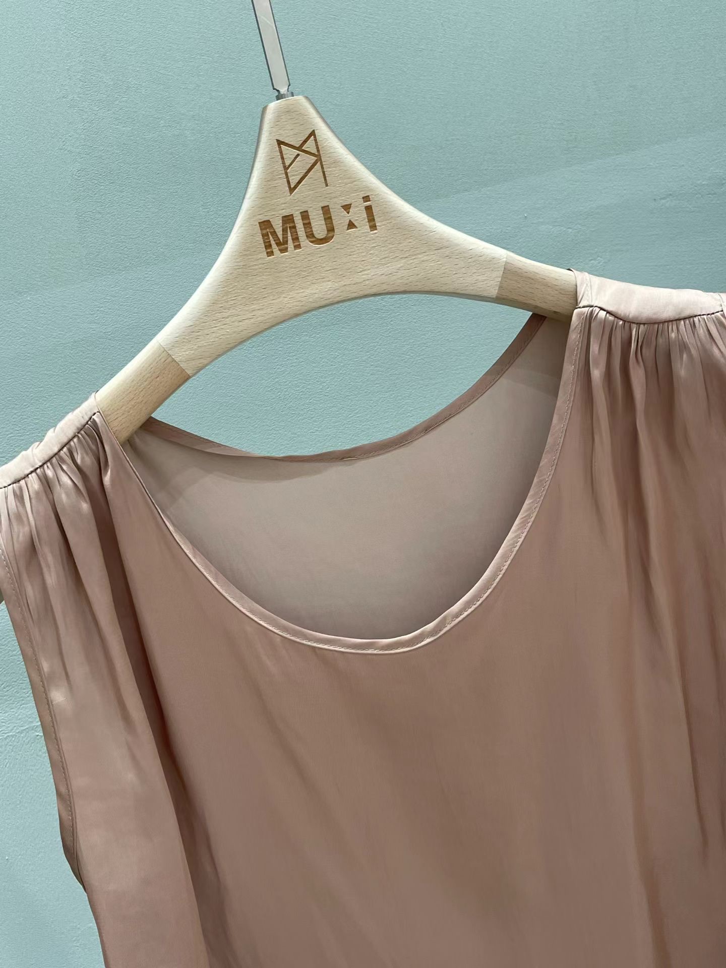 MU20 / SCOOP NECKLINE SLEEVELESS TOP