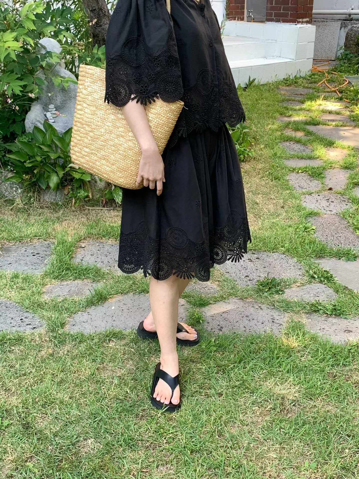 RT20 / DELICATE EMBROIDERED EYELET HEM SHORTS