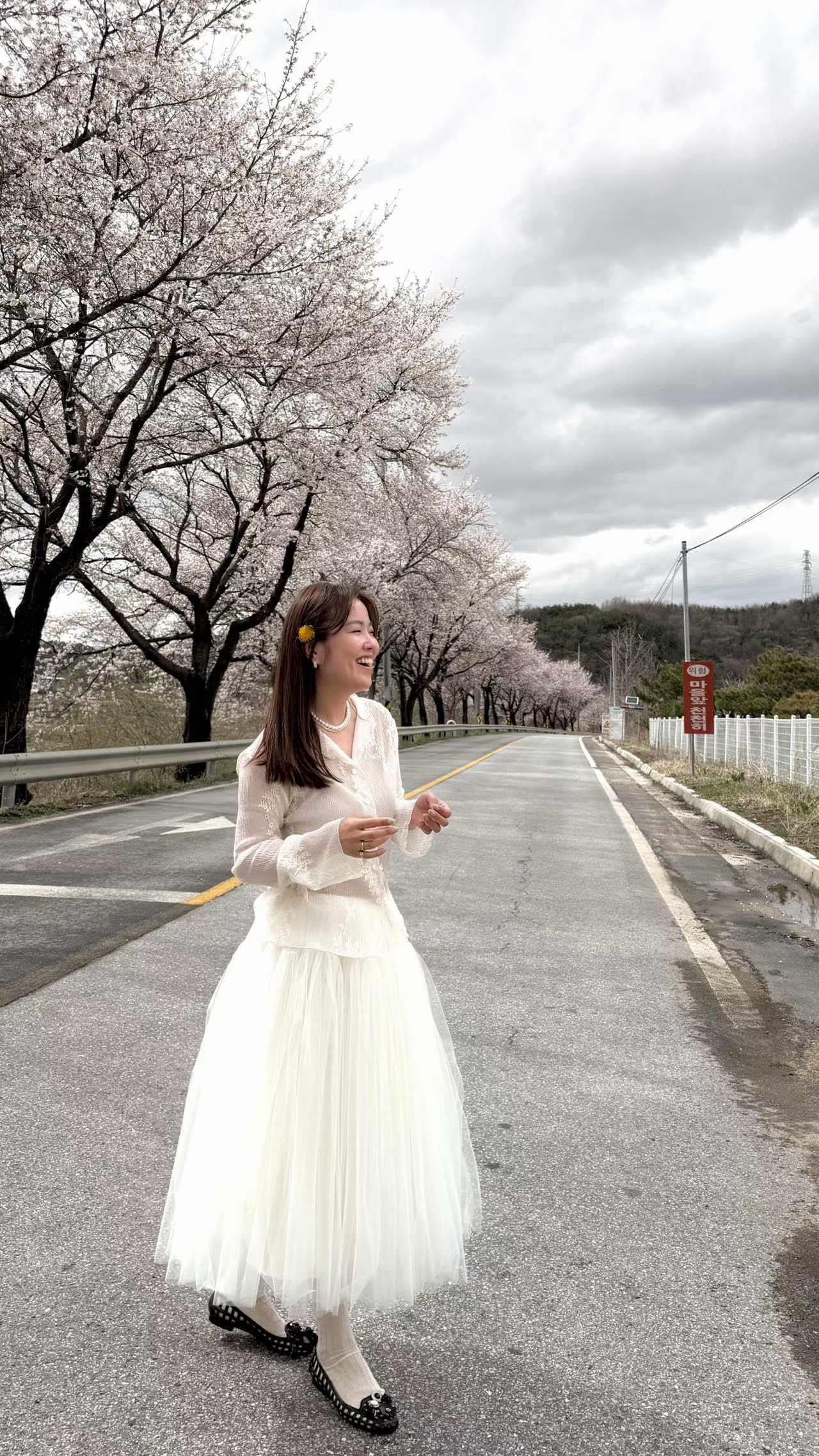 DA17 / SEMI SHEER FLOWER APPLIQUE TOP/CARDIGAN