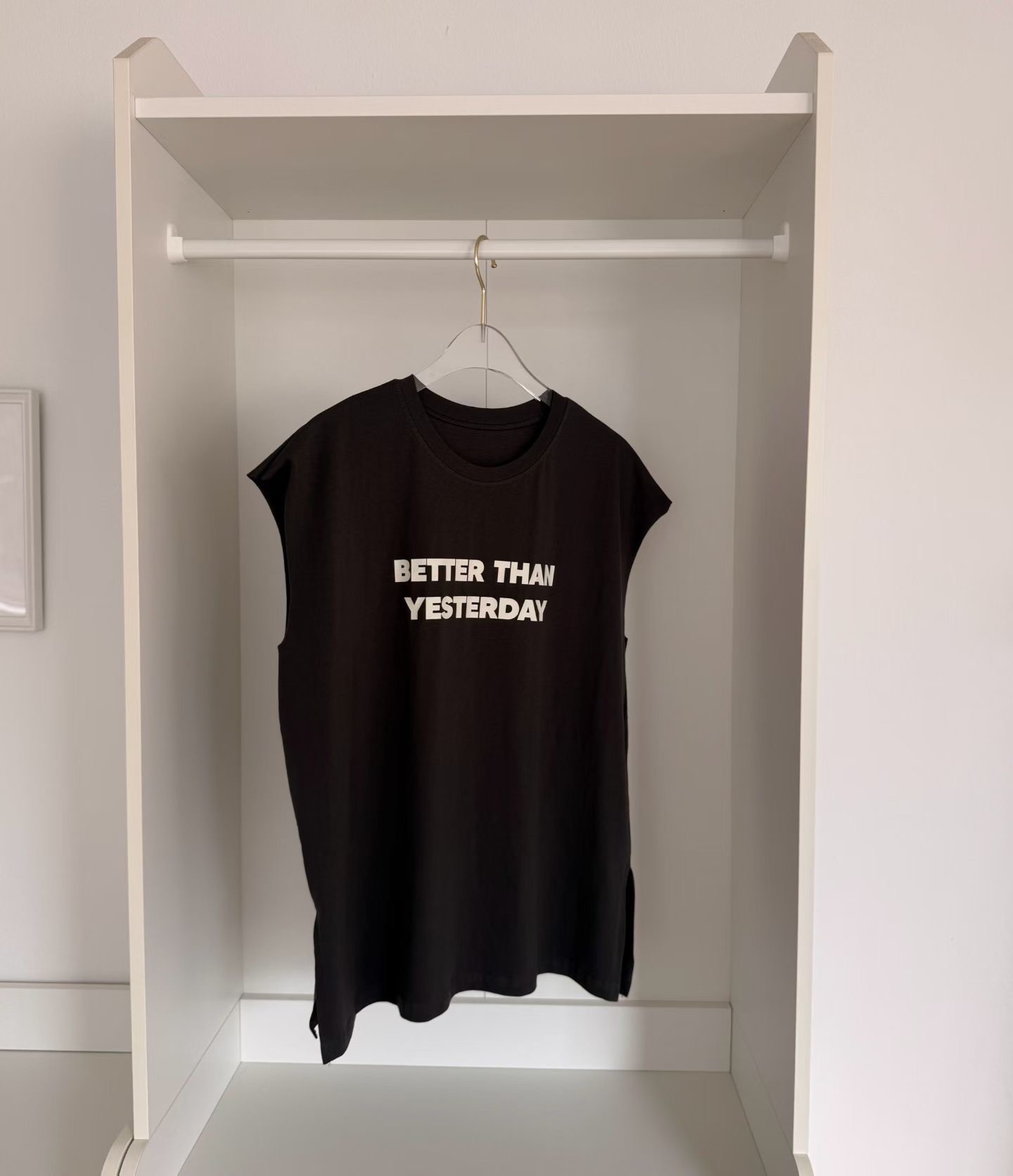 580826 / "BETTER THAN YESTERDAY" MUSCLE TEE