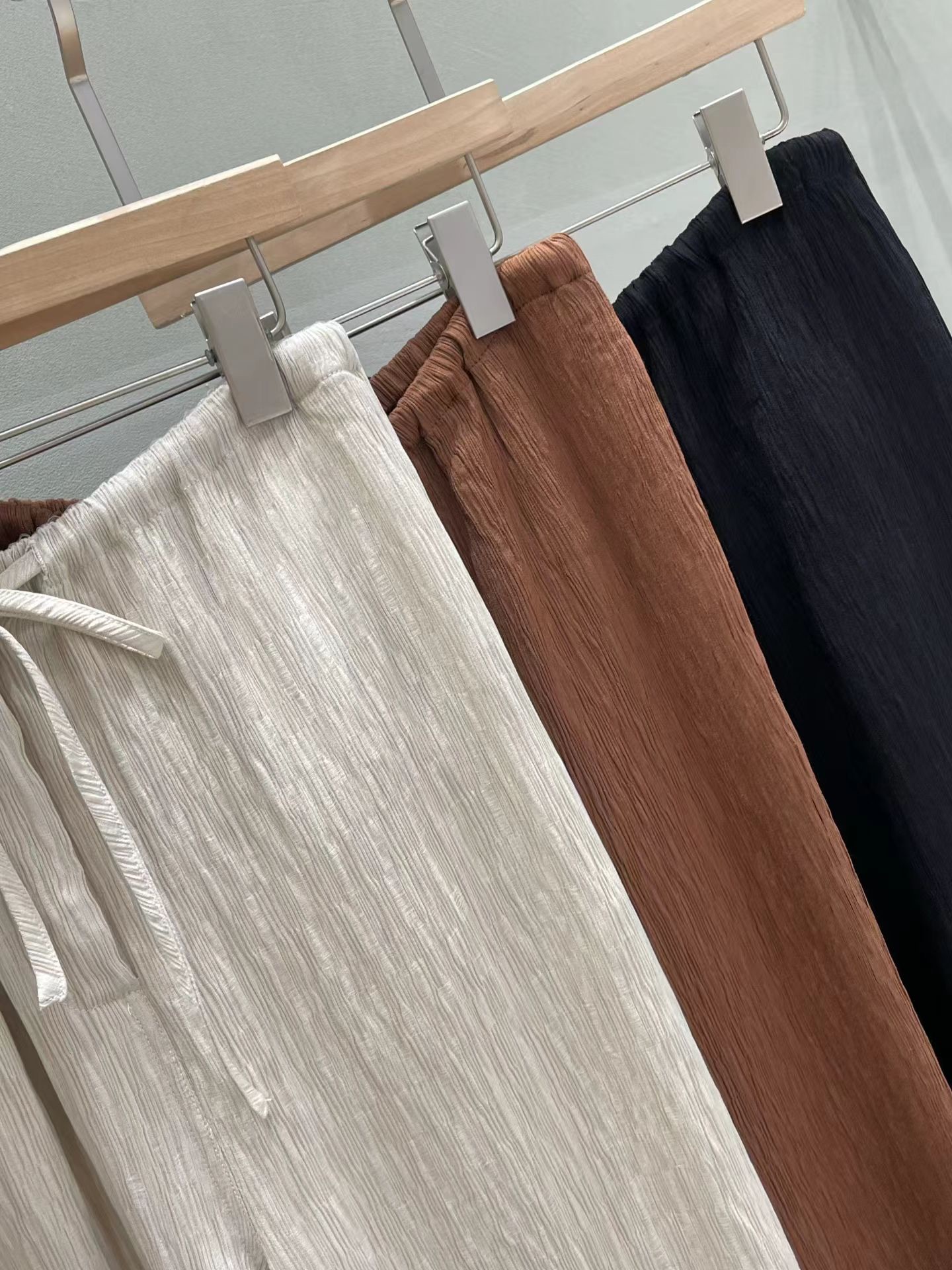 MU26 / TEXTURED DRAWSTRING RELAX TROUSERS