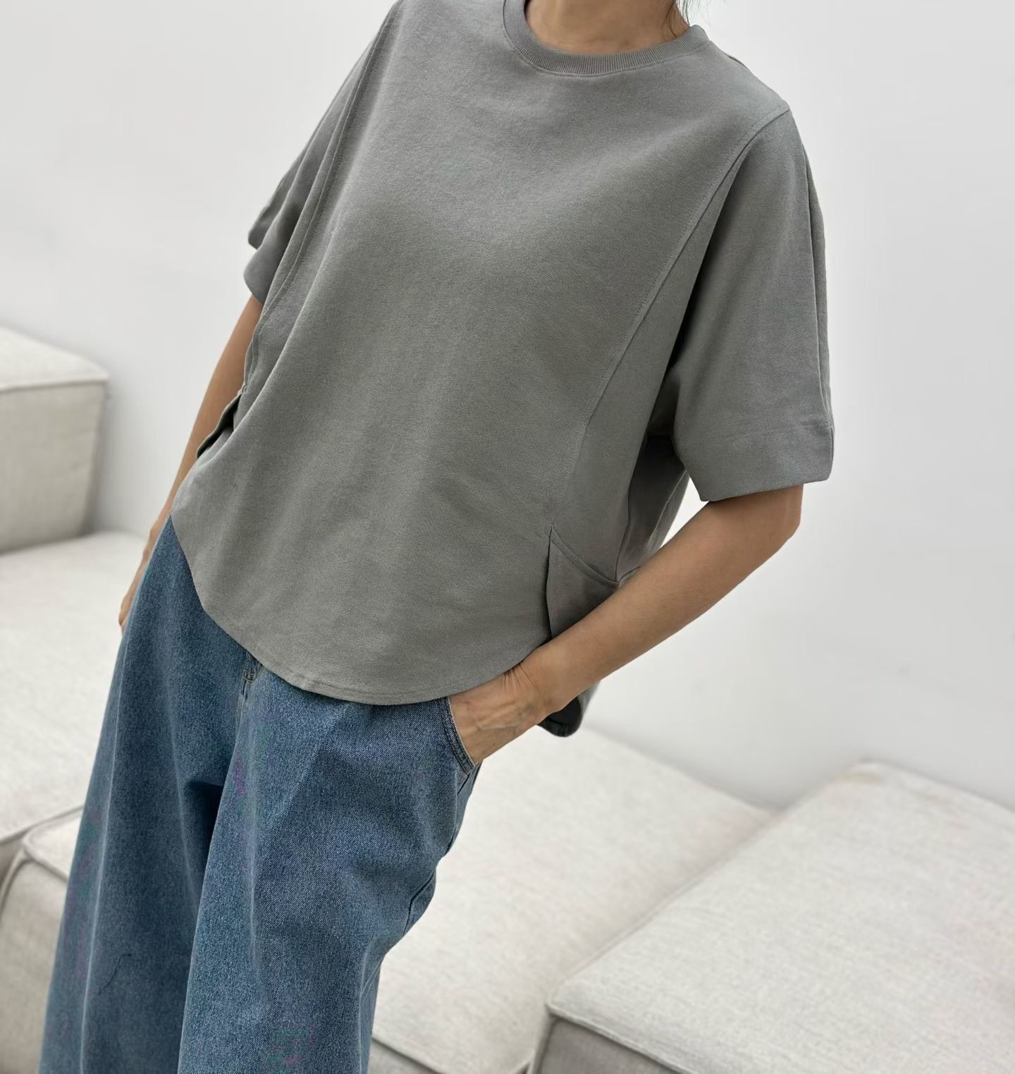 LE17 / OVERLAP CURVED HEM TEE