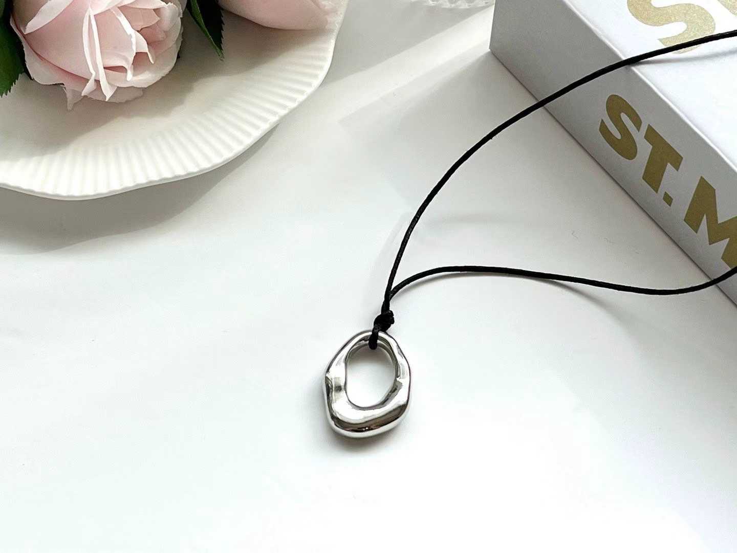 FRANCINNE IRREGULAR DONUT PENDANT STRING NECKLACE