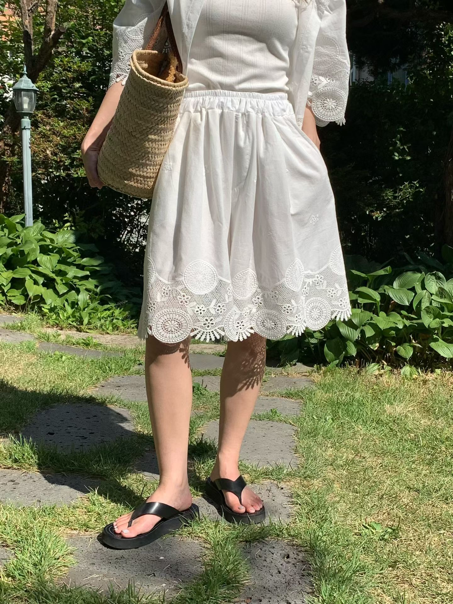 RT20 / DELICATE EMBROIDERED EYELET HEM SHORTS