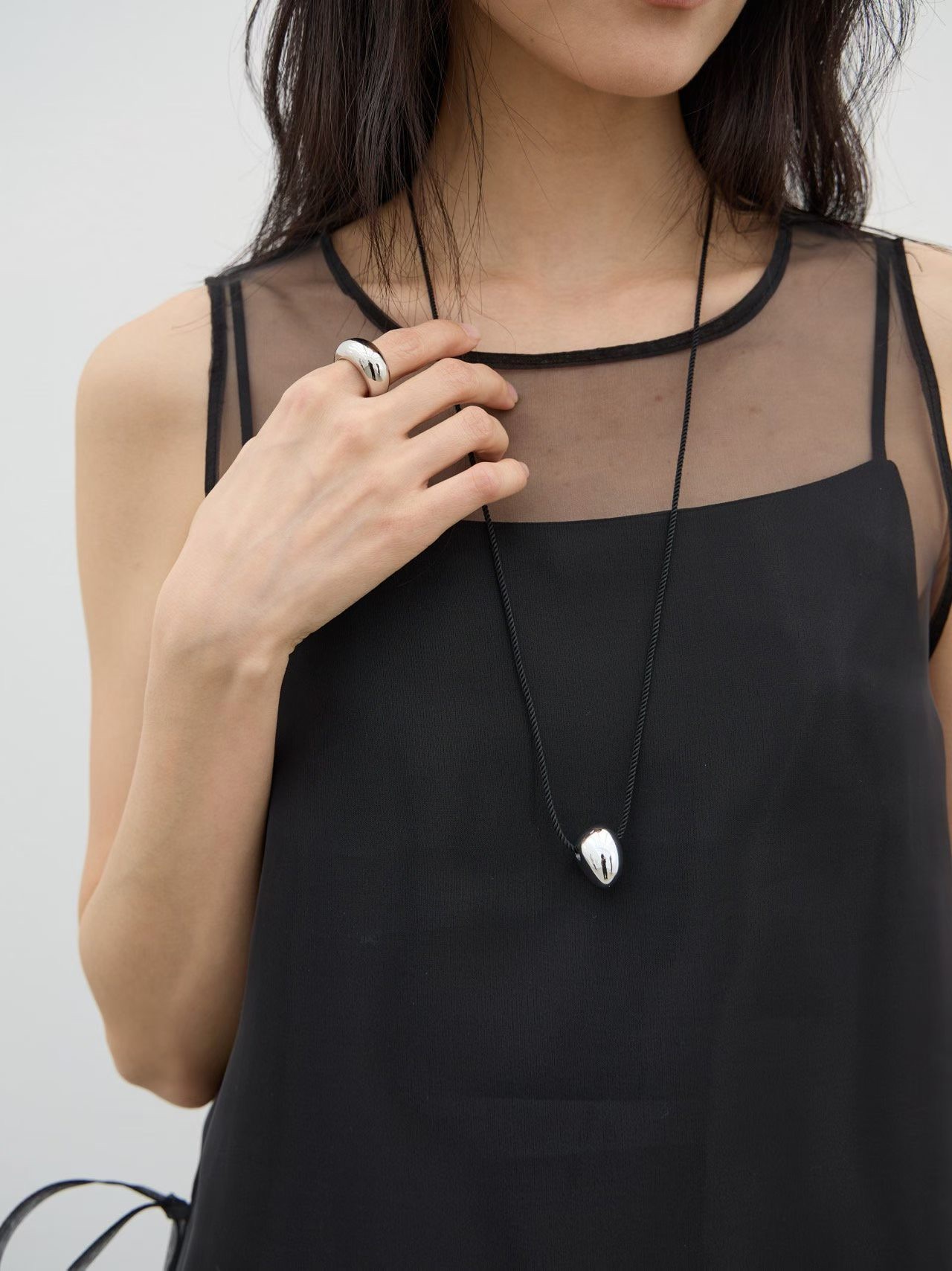 DK32 / IRREGULAR SHAPED PENDANT STRING NECKLACE