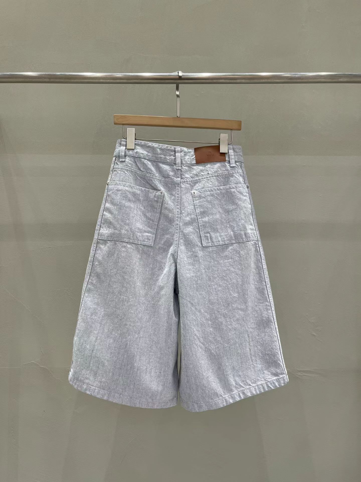 MU19 / EMBROIDERED "M" PIGMENTED BERMUDAS
