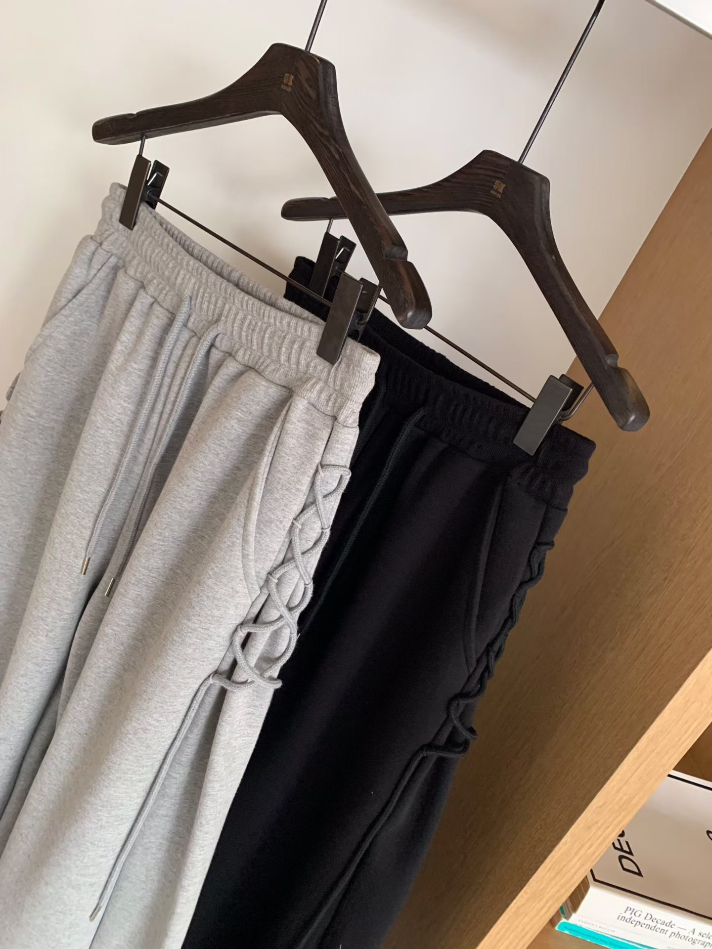 KL10 / SIDE TIE DETAIL SWEATPANTS