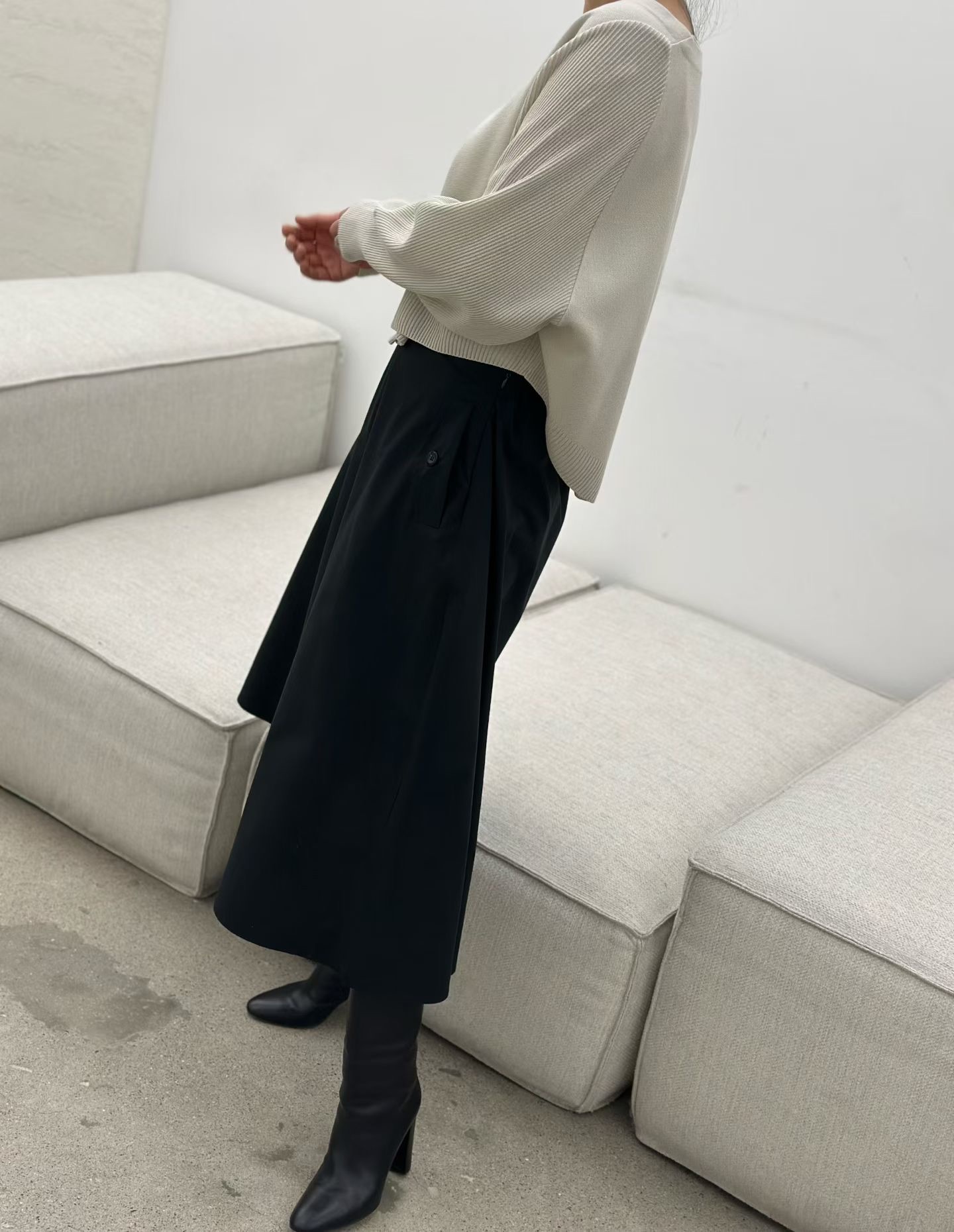 LE15 / V-NECKLINE RIBBED KNIT CARDIGAN