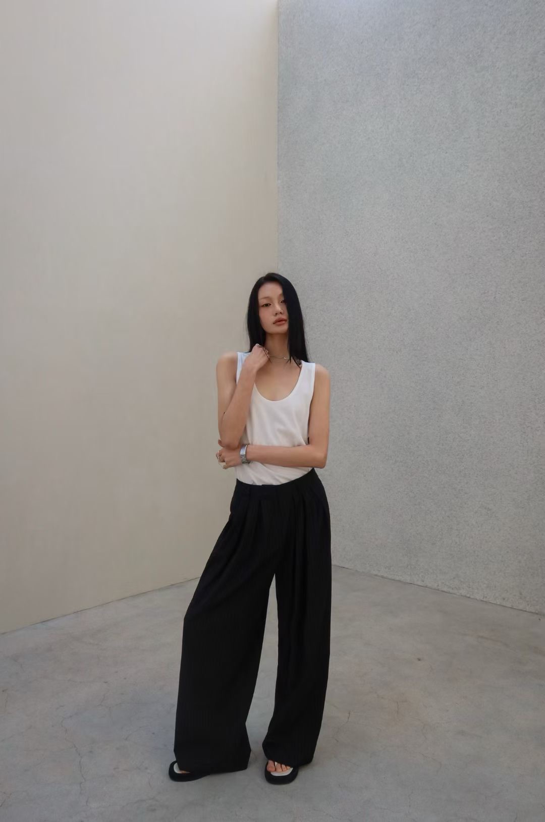 BY10 / SCOOP NECKLINE TANK TOP