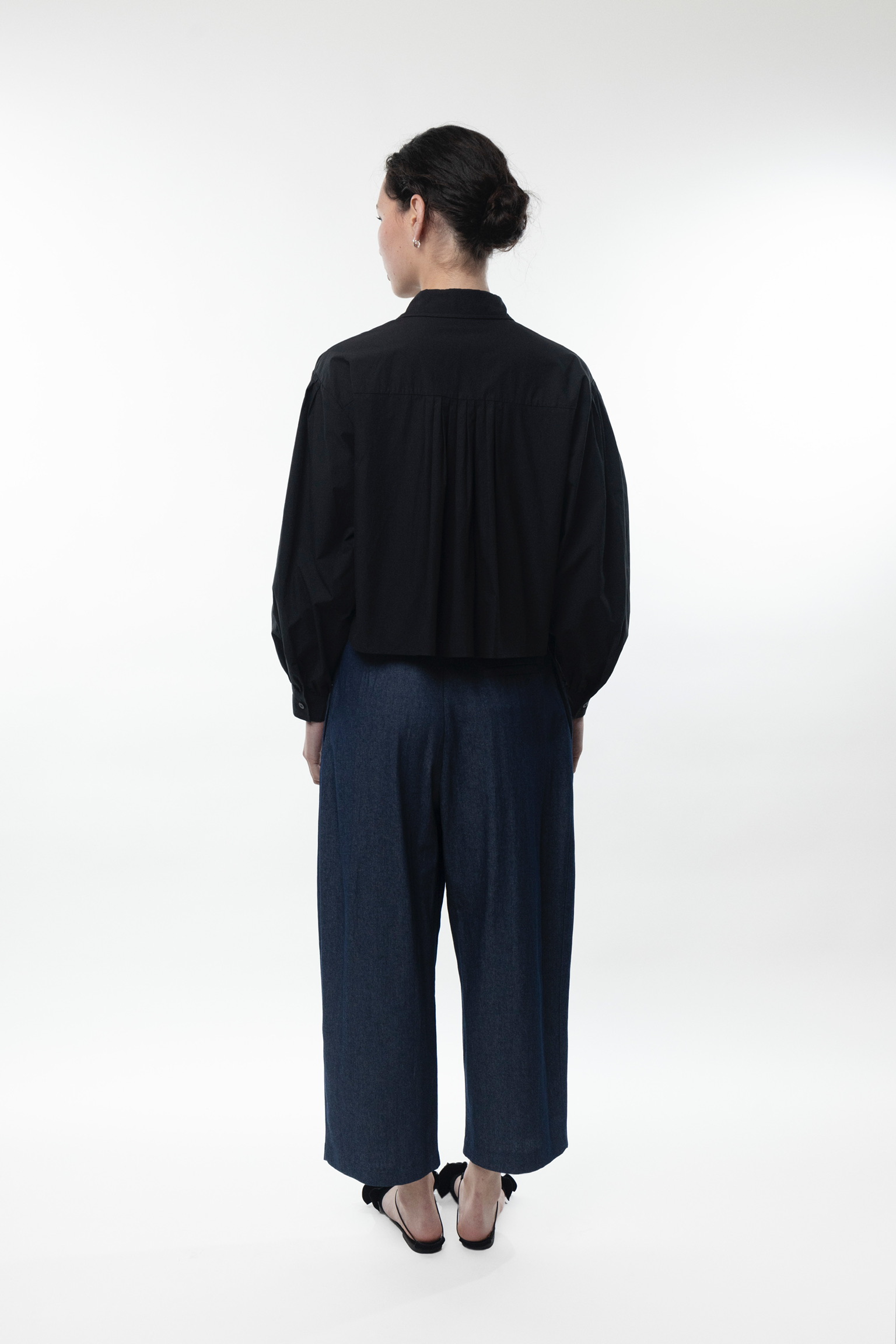 AL16/ FRONT PLEAT DETAILS CROP SHIRT