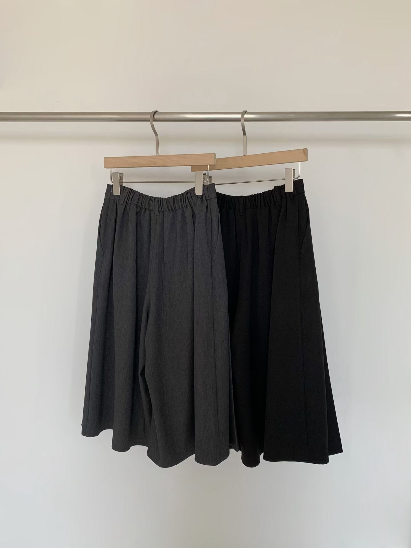 JU11 / ELASTIC WAISTBAND PLEATED CULOTTES