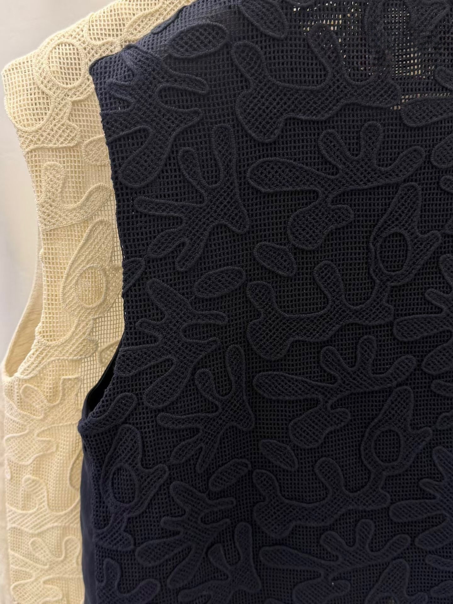 GA33 / TAILORED LINEN VEST WITH BRODERIE BACK