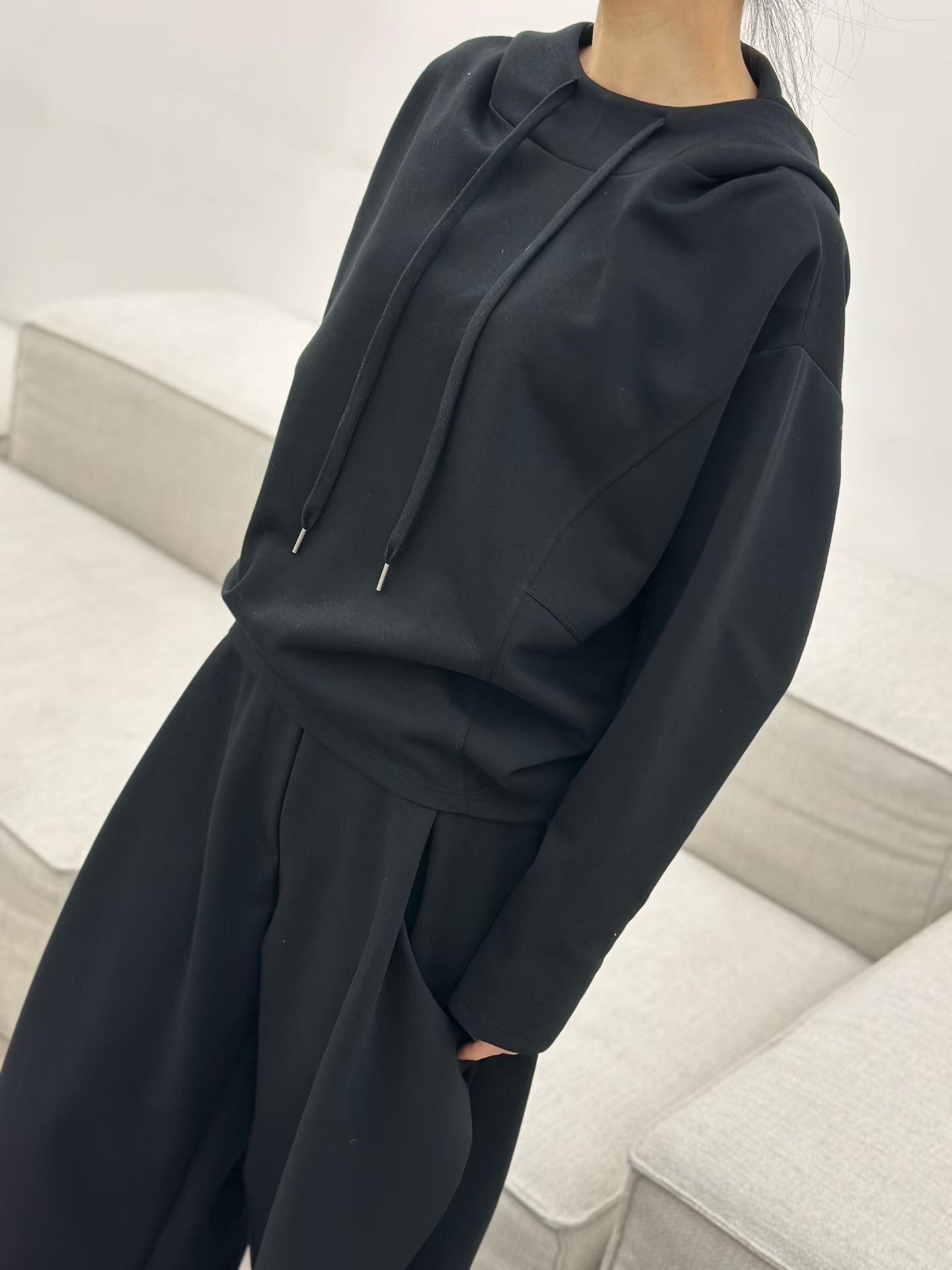 LE07 / IRREGULAR HEM HOODED PULLOVER