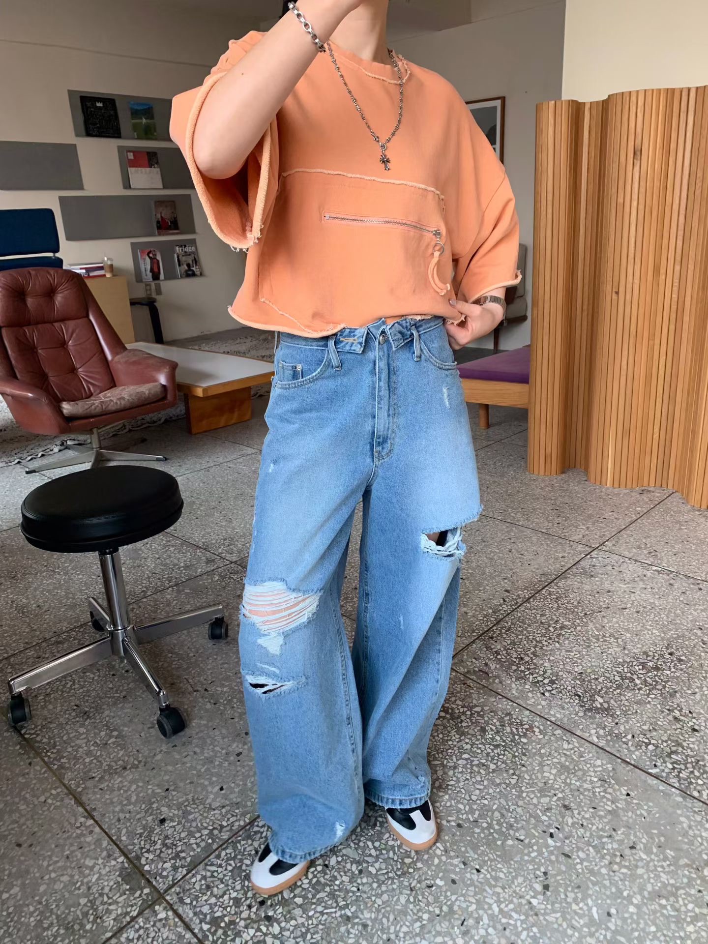 KL19 / FRAYED HEM ZIP DETAIL TEE