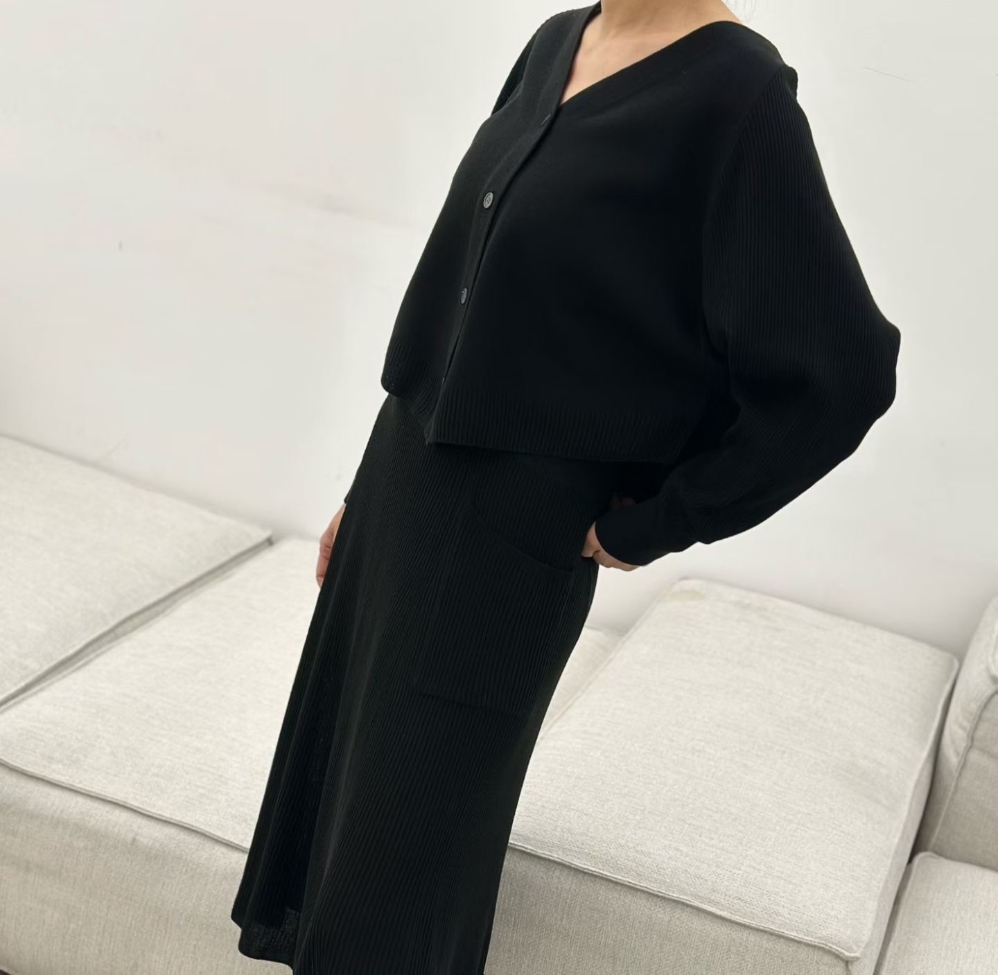 LE15 / V-NECKLINE RIBBED KNIT CARDIGAN