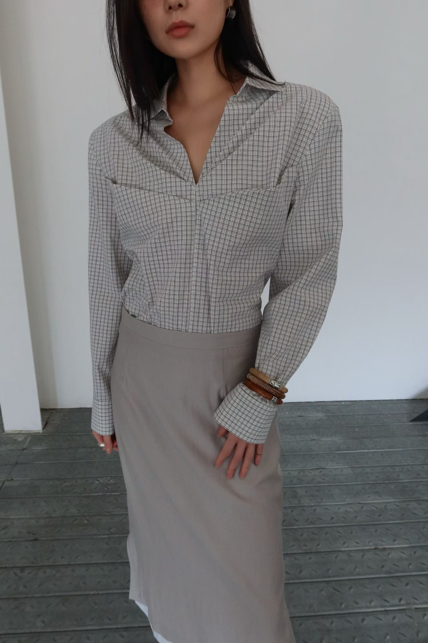 BY04 / V-NECKLINE FRONT RUCHING SHIRT