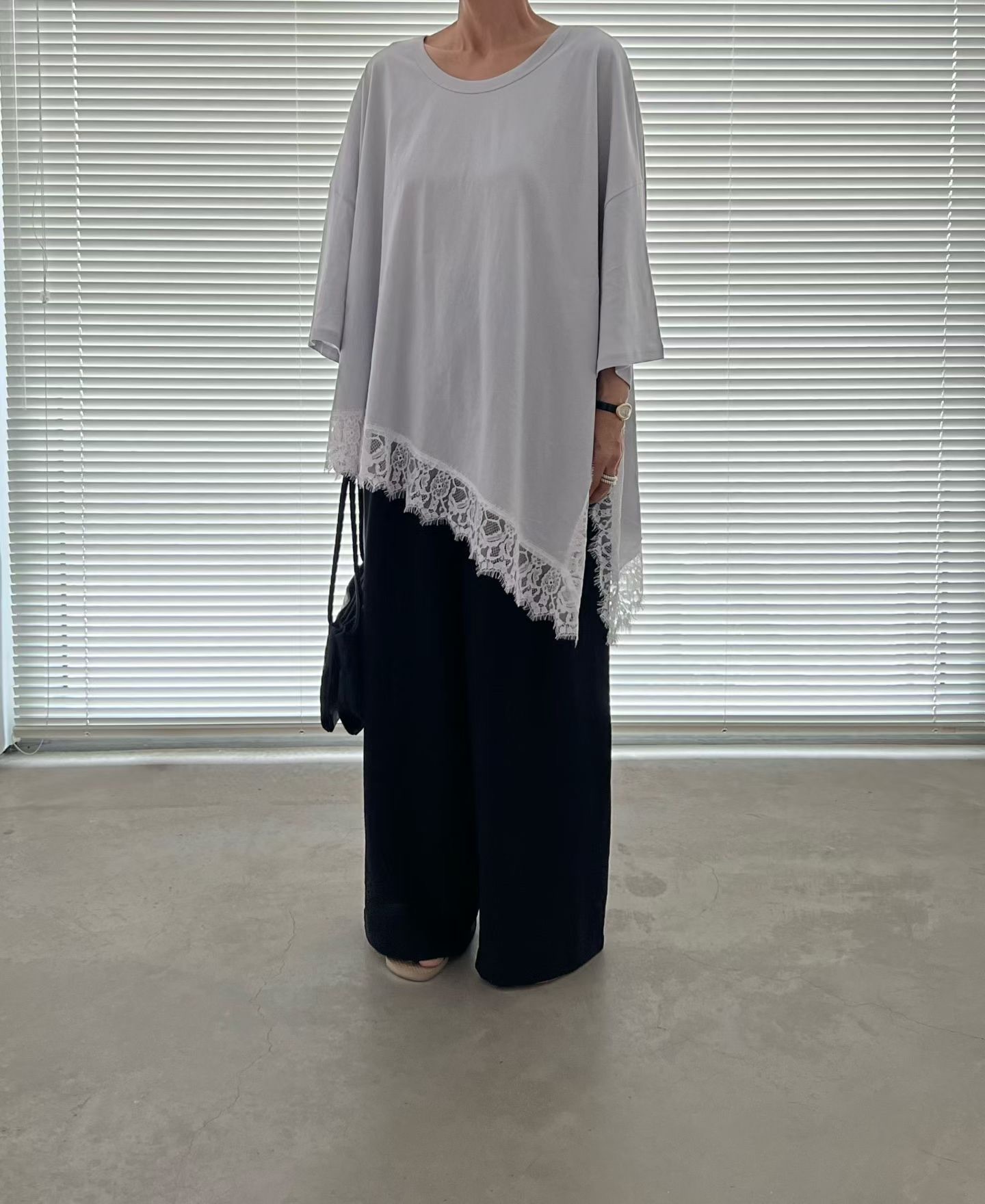 VN18 / ASYMMETRICAL LACE HEM LOOSE FIT TEE
