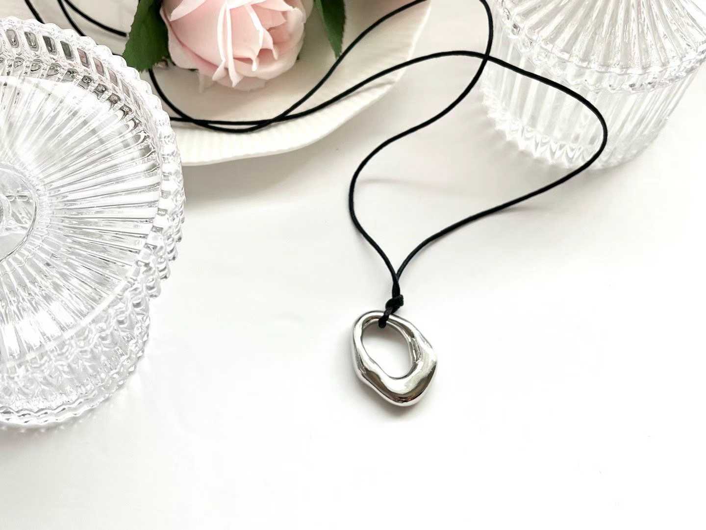 FRANCINNE IRREGULAR DONUT PENDANT STRING NECKLACE
