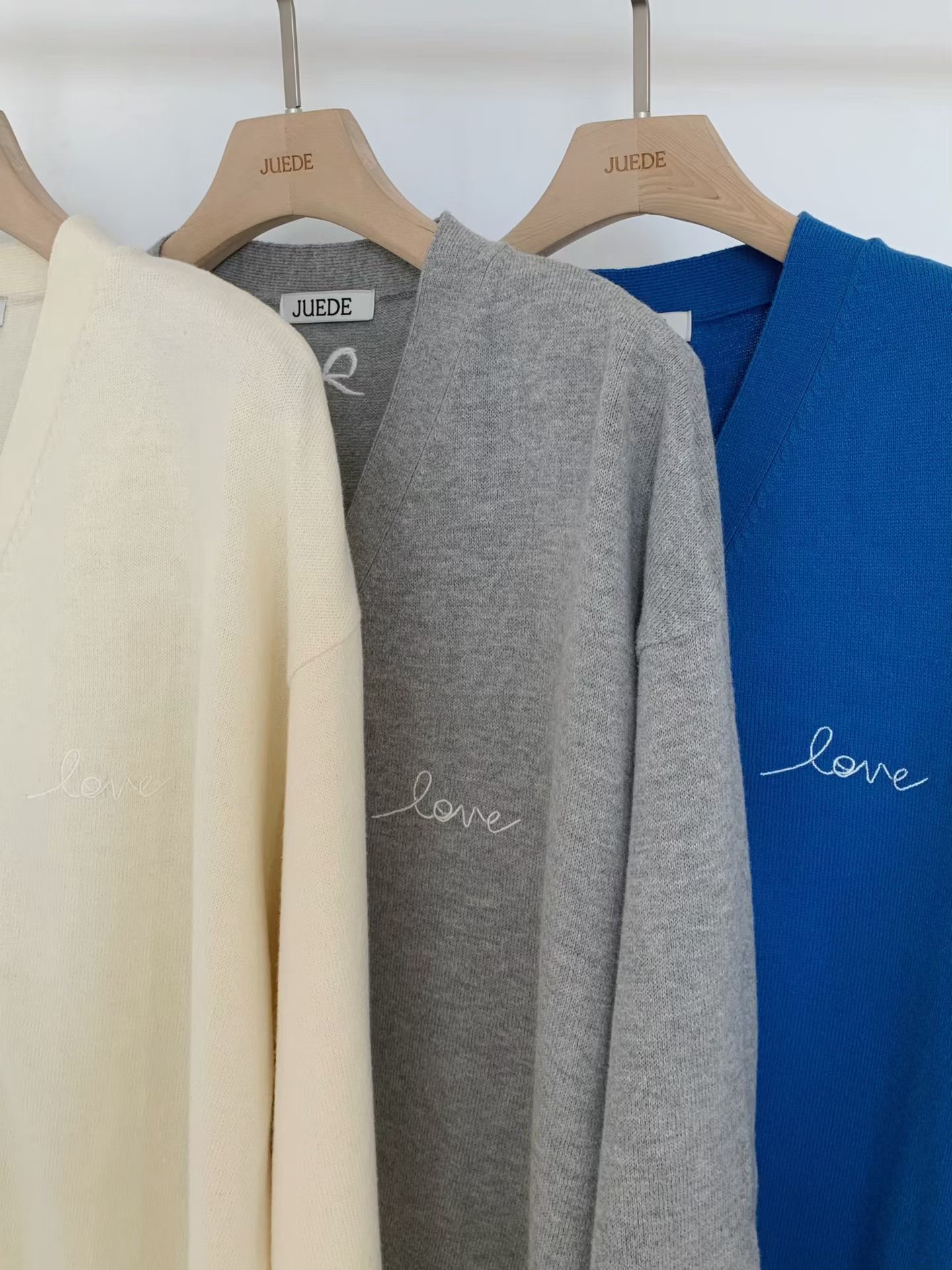 JU03 / "LOVE" EMBROIDERED LOGO CARDIGAN