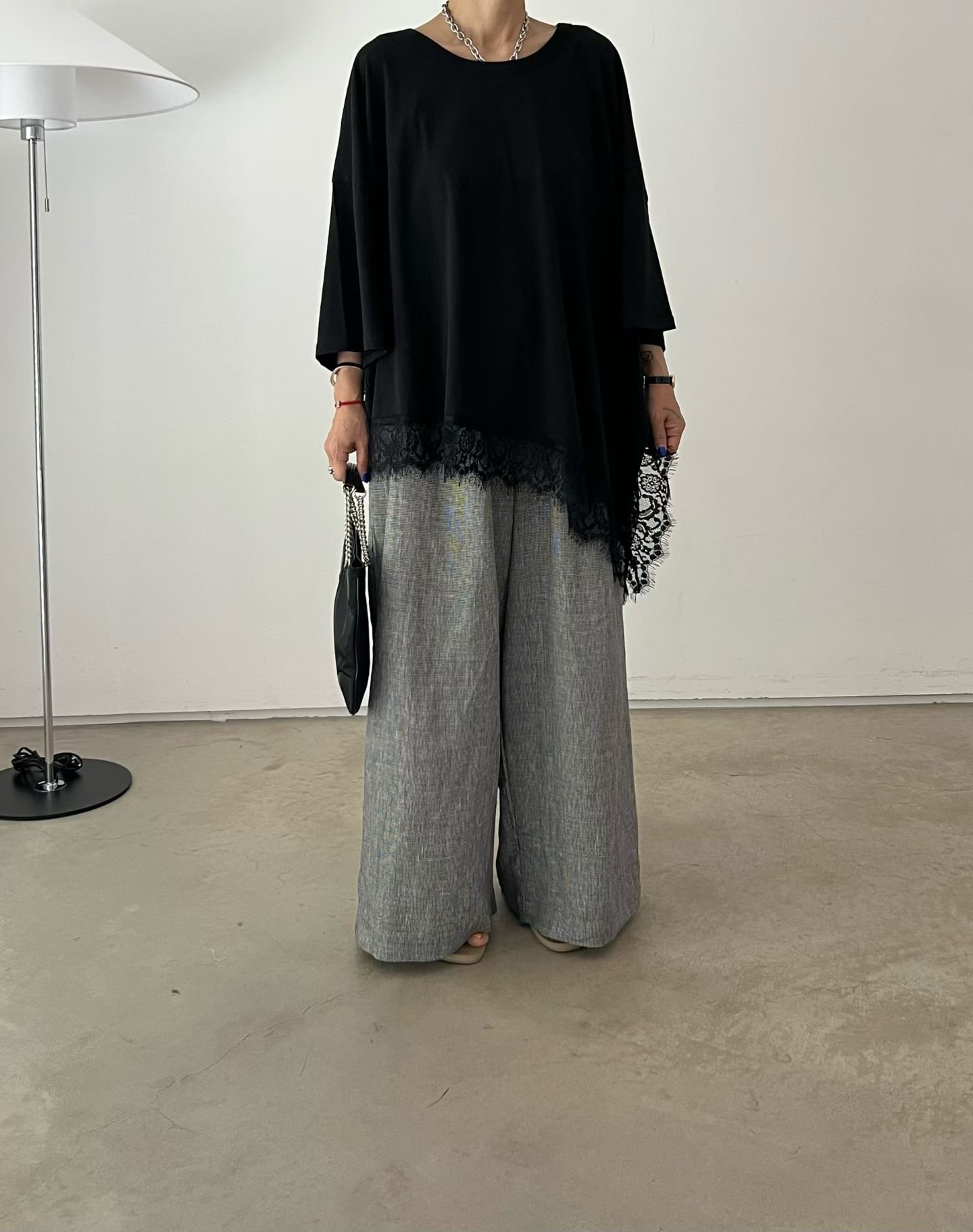 VN18 / ASYMMETRICAL LACE HEM LOOSE FIT TEE